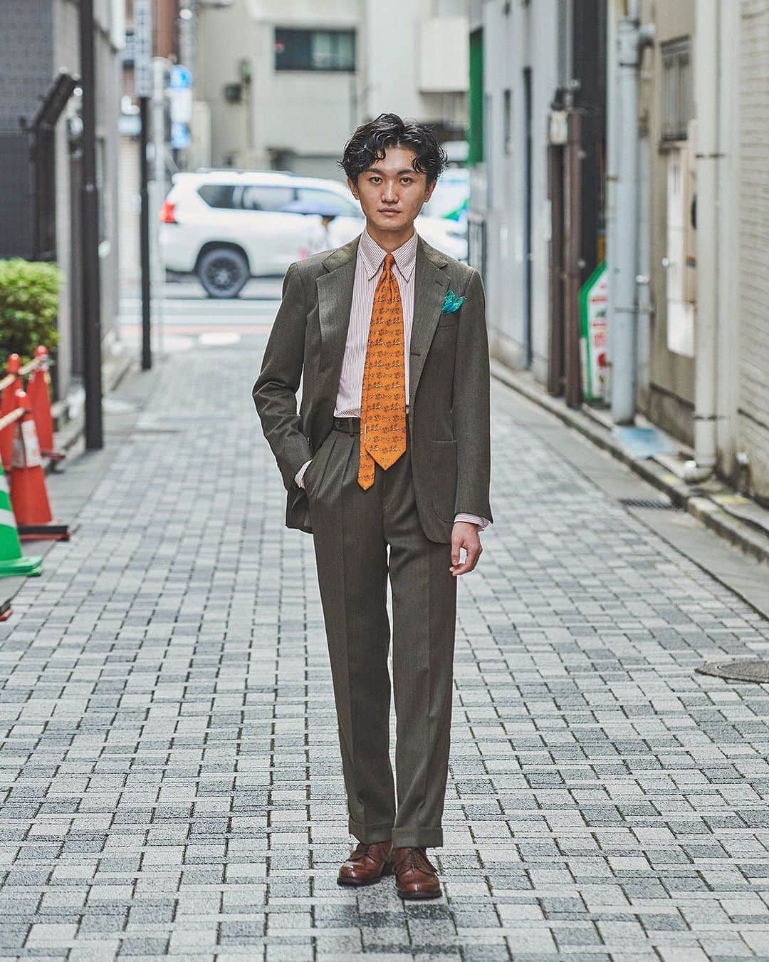 のインスタグラム：「Road to MR_BEAMS 2023AW ショップスタッフ選手権 MR_BEAMSへの道  前号、MR_BEAMS Vol.7にて人気だった本企画。登場しきれなかったショップスタッフも含め、日本全国のショップスタッフ38名の秋冬スタイルを公開。「このスタッフこそMR_BEAMSだ」「おしゃれだな」と思うスタッフに「いいね」でのリアクションをお願いします。  11_遠藤 鮎喜 ビームスF 新宿  カバートクロスのスーツにアニマル柄のタイ。それ自体は英国調の合わせですが、フランス製のタイを活かす為に、ボタンダウンシャツやVチップでハズしました。スーツにタイドアップの時こそリラックスした柔らかい雰囲気で着こなしたいと常々考えています。  Suit CUSTOM TAILOR BEAMS Shirt BROOKS BROTHERS Tie ARNYS Shoes ALDEN Chief JOHN COMFORT」