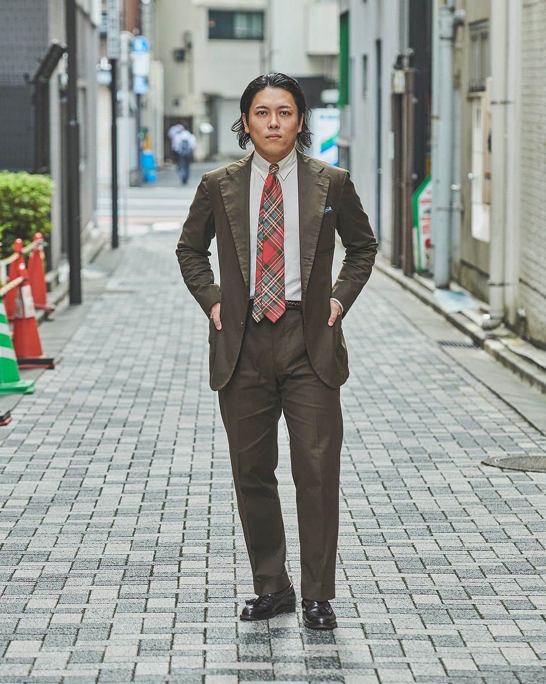 のインスタグラム：「Road to MR_BEAMS 2023AW ショップスタッフ選手権 MR_BEAMSへの道  前号、MR_BEAMS Vol.7にて人気だった本企画。登場しきれなかったショップスタッフも含め、日本全国のショップスタッフ38名の秋冬スタイルを公開。「このスタッフこそMR_BEAMSだ」「おしゃれだな」と思うスタッフに「いいね」でのリアクションをお願いします。  05_井口 壱晟 ビームス ハウス 丸の内  オールシーズンを通して使えるくらいの生地感の、〈DALCUORE〉のオーダースーツを主役にコーディネート。３パッチポケットのディテールに仕上げており、タイ・シューズも自身の好きなアメリカのモノに。  Suit DALCUORE Shirt BEAMS F Tie BROCKLEHURST Shoes ALDEN Cheif BRILLA PER IL GUSTO」