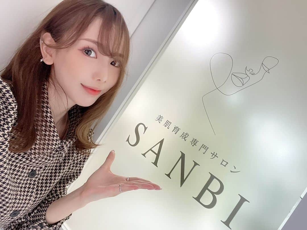 朝比奈果歩のインスタグラム：「美肌育成専門サロンSANBI( @hadaiku_sanbi )様にお邪魔してきました☺️🌸 、 、 美肌浴なるものが受けられると聞いて行ってきましたー！ 日サロみたいなマシンの中に寝転がってるだけでスマホもいじれるしあったかくて、お肌もトーンアップ😳！ 、 イメージはコラーゲンマシーンの上位種です（笑） コラーゲン生成を促したり全身のトーンアップ、むくみ解消や冷え解消など様々な効果ぎあるみたいです✨ 中でもびっくりしたのは腸活に効くということ。 マシンの中で寝ていたら腸が動いてる音が鳴ったのはちょっと感動しました🥺 、 、 サウナは息苦しくて苦手な私ですが、これは息苦しくないし身体の内側から温まる感じで汗もベタつかず終わった後はすごくサッパリしました☺️✨ お肌はトーンアップしてしっとりつるつるだし、まさに美肌浴でしたー！！！ 、 、 、 サロン内は白基調でとても清潔感もあり対応も丁寧で、出してくれる飲み物までこだわられていて凄かったです。 ぜひ美肌浴を体感してほしいー˃ ˂ ♡ 、 、 、 、 #美肌 #美肌育成 #美肌浴 #腸活 #美肌専門サロン #SANBI #トーンアップ #むくみ解消  #美肌育成専門サロンsanbi」