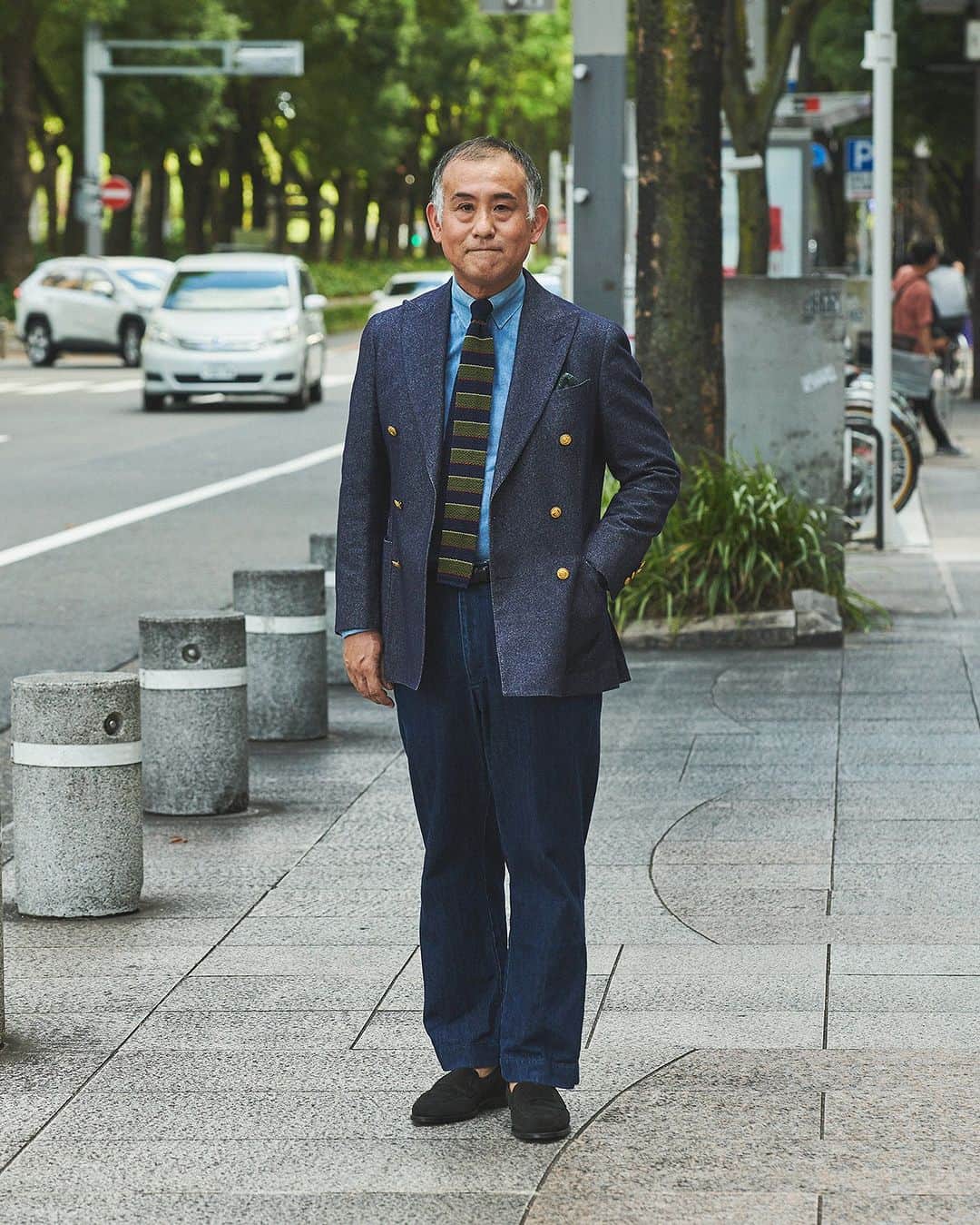 のインスタグラム：「Road to MR_BEAMS 2023AW ショップスタッフ選手権 MR_BEAMSへの道  前号、MR_BEAMS Vol.7にて人気だった本企画。登場しきれなかったショップスタッフも含め、日本全国のショップスタッフ38名の秋冬スタイルを公開。「このスタッフこそMR_BEAMSだ」「おしゃれだな」と思うスタッフに「いいね」でのリアクションをお願いします。  17_江口 琢人 ビームス 名古屋  デニム調で纏めたアイビー要素のあるジャケットスタイリングです。マルチボーダーのニットタイをポイントにデニム&シャンブレーでアイテム毎にカラートーンと素材感を変えてコーディネートしました。  Jacket BEAMS F Shirt BEAMS F Tie ASCOT Belt ADRIANO MENEGHETTI Pants BERNARD ZINS Shoes CROCKETT&JONES」