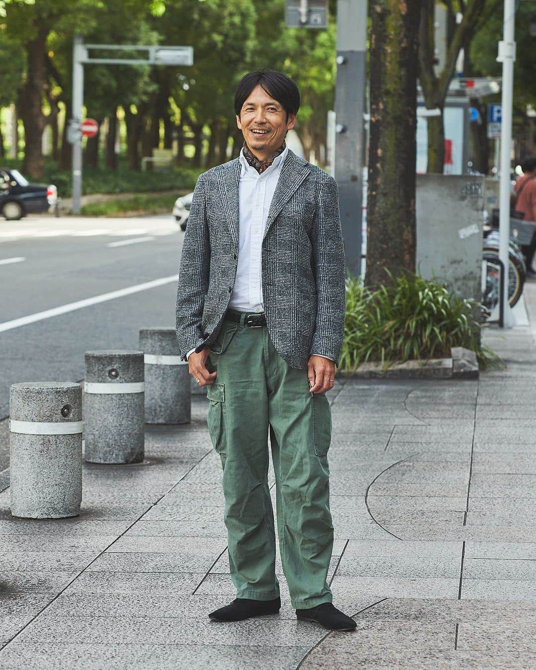 のインスタグラム：「Road to MR_BEAMS 2023AW ショップスタッフ選手権 MR_BEAMSへの道  前号、MR_BEAMS Vol.7にて人気だった本企画。登場しきれなかったショップスタッフも含め、日本全国のショップスタッフ38名の秋冬スタイルを公開。「このスタッフこそMR_BEAMSだ」「おしゃれだな」と思うスタッフに「いいね」でのリアクションをお願いします。  18_岸本 欣也 ビームス 名古屋  「ビームス 名古屋」は〈ビームス プラス〉など幅広いセクションを扱うお店ですので、本日はカジュアル寄りのスタイリングにしてみました。他のドレススタッフがチョイスしていない、ネッカチーフや軍パン、バレエシューズなど様々なアイテムをミックス。ジャケット初心者のお客様が取り入れやすい組み合わせを心がけました。  Jacket BEAMS F Shirt BEAMS F Pants VINTAGE Shoes CROWN Cheif VINCENZO MIOZZA」