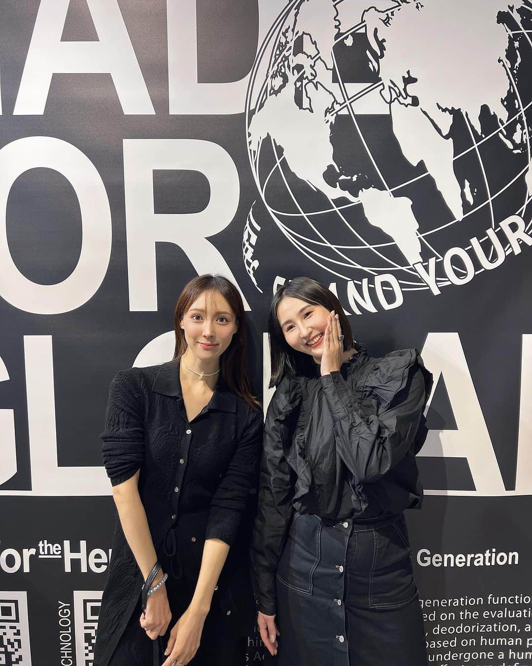 森彩香のインスタグラム：「🖤 れおくんにご招待頂いて、ちあきとアドエルムのポップアップみたいなのに参加してきたよ〜 　　 腕まくりしたまんまだったの写真見て気づいた🤣 　　  　　 ここの服身につけるとパワーアップするみたいで、元々めちゃくちゃ身体柔らかいけどアームみたいなんつけたら更に柔らかくなった🤣なにこれ！🤣 　　 　　 これ重たいもの持ったりする職業の人とかスポーツ選手とかめっちゃいいと思った🙆🏻‍♂️  　　 　　 . #pr #AddElm #アドエルム #AddElmTECHNOLOGY #アドエルムテクノロジー」