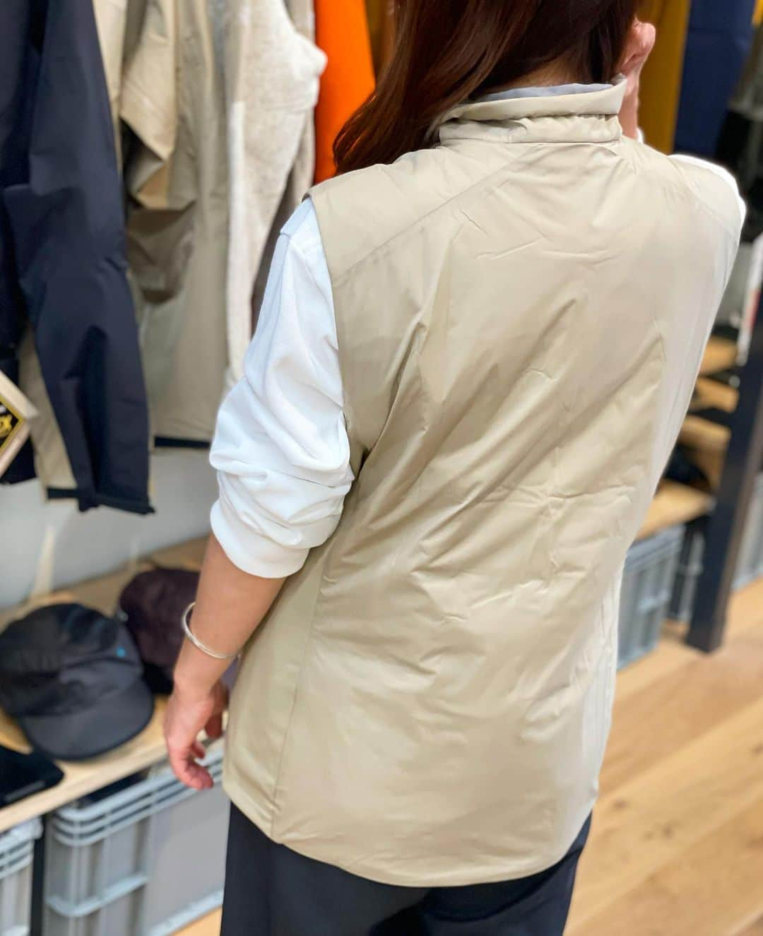 SUNDAY MOUNTAINさんのインスタグラム写真 - (SUNDAY MOUNTAINInstagram)「【WOMEN ARC'TERYX 入荷！】  men'sだけでなくwomen'sアークテリクスも続々入荷中！ 是非今年は女性にもアークテリクスを快適に着用して欲しいです！  温度調整しにくいこのシーズン、ベストは重宝する アイテム。  アトム ベストは、季節、環境、アクティビティを超えて定評のある機能性ウェアです。  最新のインサレーションと素材テクノロジーでアップデートした汎用性の高いこのベストは、かつてないほど幅広いシーンで活躍。  コアロフト™ コンパクト合成素材のインサレーションは、濡れても暖かさを保ち、圧縮・収納を繰り返す長年の酷使にも耐える仕様。透湿性と耐久性を備えるTyono™ 20のシェルは、風やちょっとした雨にも対応します。ストレッチフリースのサイドパネルが動きの自由度を高め通気性も向上。 ベスト本体をポケットに収納可能です。  ▶︎アークテリクス ▶︎women'sアトムベスト  ※アークテリクスの商品は店頭のみでの販売になります。通販は対応しておりません。  #THEGATE #sundaymountain #サンデーマウンテン #arcteryx  #アークテリクス #アトムベスト #hiking #mountain #Camp #ベスト #キャンプ #秋山 #登山 #トラベル #旅行」10月26日 21時17分 - sundaymountain