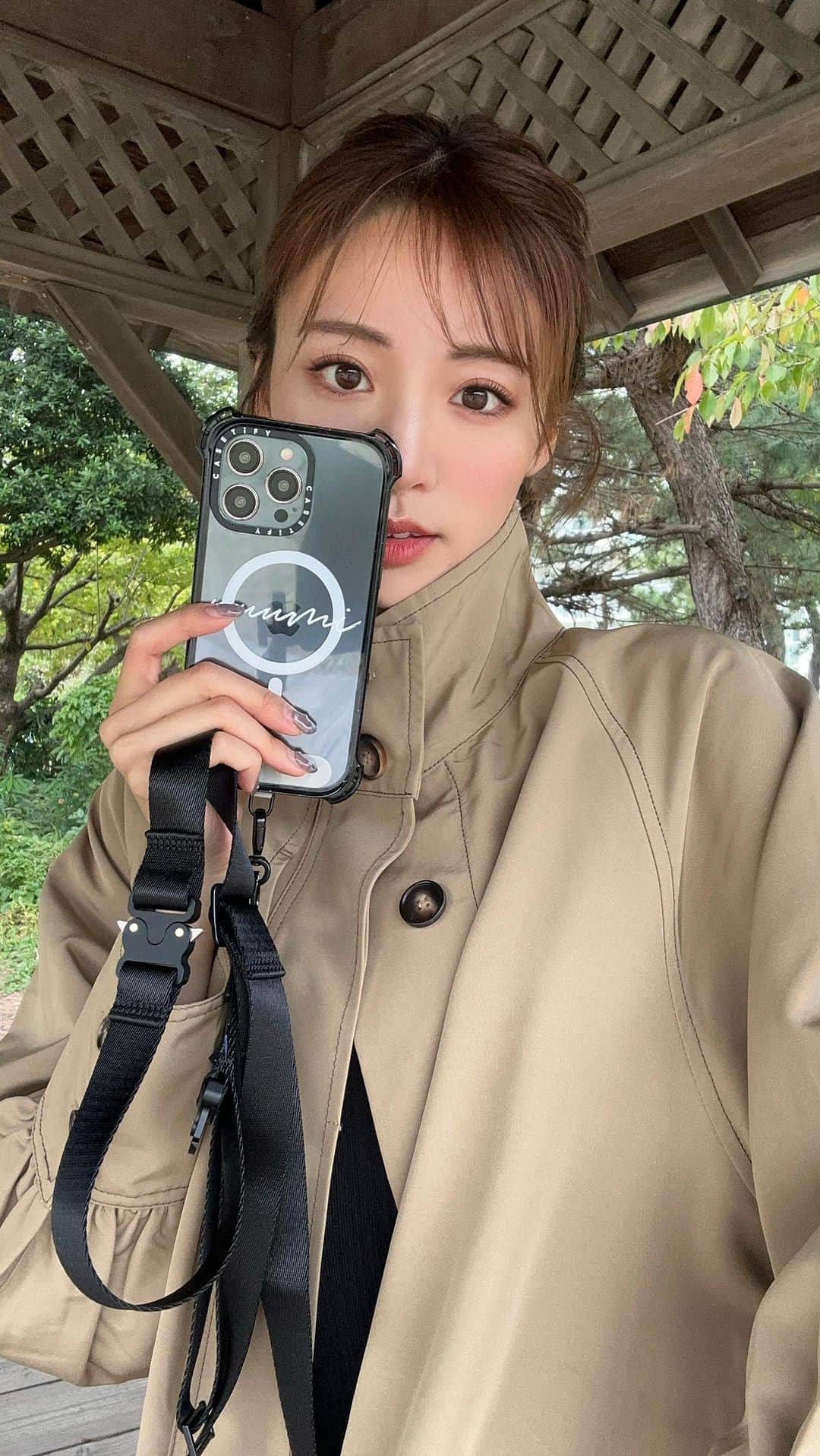 志田友美（ゆうみん）のインスタグラム：「CASETiFYから、iPhone15に対応したケースが発売されたよ📱  スマホを新しくした時もそうだけど耐久性最強のケースを選びがち😂  バウンスケースとインパクトケースは iPhone 14ケースよりも16%スリム＆軽量化✨  もう何年もCASETiFY愛用してる😮‍💨✨🩷  10YUUMISHIDAで10%OFFになるからお揃いにしよ🧸？  #PR #CASETiFY #CASETiFYPartner #iPhone15 #スマホストラップ」