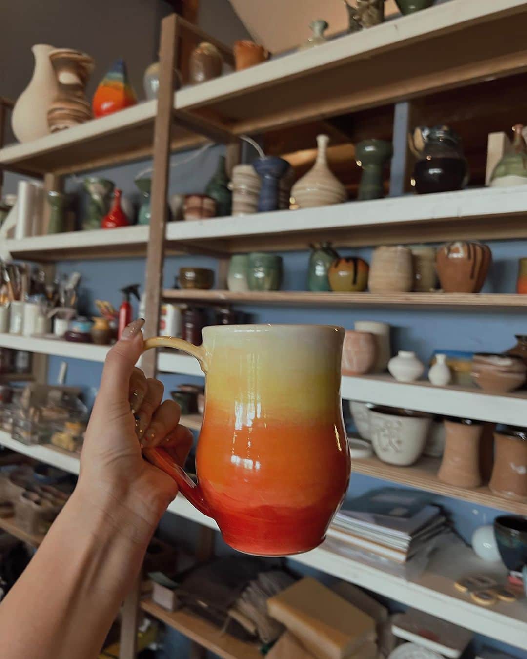 藤井萌さんのインスタグラム写真 - (藤井萌Instagram)「グアムで初の陶芸に挑戦しました♡  めっちゃ難しかったけど 教えてもらいながら良い感じのお椀が完成🥣 出来上がったらこれでうどん食べたいなw  アトリエに置いてあるお皿やカップが 可愛すぎてうっとり🙈  楽しくて、また陶芸やりたいって思いました😍  先生がめっちゃ優しくて、  帰りにオレンジのカップをお土産にいただいた🥹🍊🧡 お部屋のインテリアで飾ろうっと♡ ㅤㅤㅤ  @visitguam_jp #guam #グアム観光 #グアム旅行 #グアム旅  #グアム #陶芸 #guamtrip #guamfashion」10月26日 21時18分 - fujii_moe