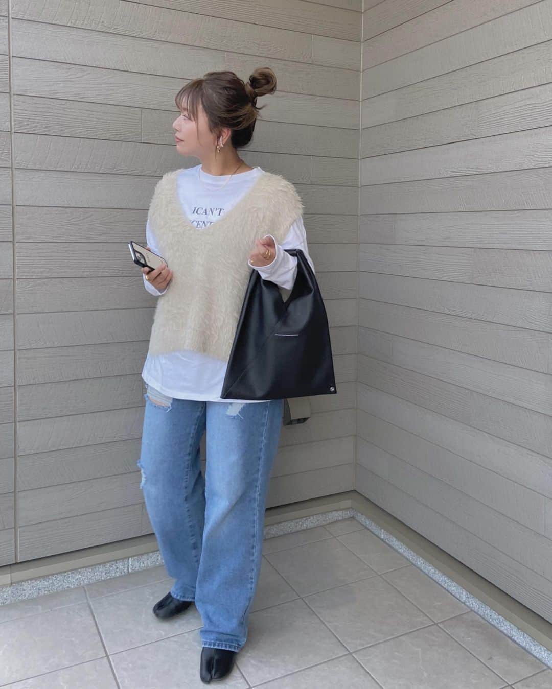 mmmaaakkkiiikkkoooのインスタグラム：「ふわふわのシャギー🐏#PR 毛足の長いシャギー素材がふわふわで肌触りの良き💛  @pierrot_shop のシャギーVネックニットベスト✨✨ ロンTにデニムにプラス➕ トレンド感と表情をプラスしてくれる~😊 シンプルなコーデも華やかになる◎  ブラックもグレーも可愛かった~🖤 詳しくはストーリーからチェックしてみて下さい🏷️ . . . . best/ @pierrot_shop  denim.T/ @shein_japan  bag/ @mm6maisonmargiela  . . . .  #pierrot#ピエロ#シャギー#シャギーニット#秋コーデ #お出かけ#ママコーデ#ママファッション#大人カジュアル#カジュアルコーデ#シンプルコーデ#モノトーンコーデ #ootd#outfit#locari#partegram #プチプラコーデ#40代コーデ#30代コーデ#大人女子#インスタ映え#韓国ファッション#レディースファッション#プチプラ#プチプラファッション#デニム#デニムコーデ#ノームコア」