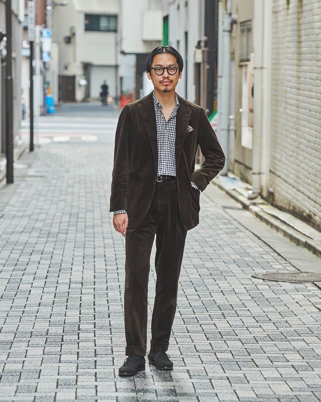 のインスタグラム：「Road to MR_BEAMS 2023AW ショップスタッフ選手権 MR_BEAMSへの道  前号、MR_BEAMS Vol.7にて人気だった本企画。登場しきれなかったショップスタッフも含め、日本全国のショップスタッフ38名の秋冬スタイルを公開。「このスタッフこそMR_BEAMSだ」「おしゃれだな」と思うスタッフに「いいね」でのリアクションをお願いします。  12_澤井 佑馬 ビームス 六本木ヒルズ   コーディネートのメインは、オーダーで作った〈GUY ROVER〉のギンガムチェックシャツ。ブラックとベージュの配色がエスプリを感じさせるシャツをノーネクタイスタイルで着用し、ダークブラウンのコーデュロイスーツをリラックスした雰囲気で合わせました。〈F.LLI.GIACOMETTI〉の3アイレットシューズは端正な顔立ちながら、スポーティなスタイルにも合わせられる懐の深さが魅力です。  Suit BEAMS F Shirt GUY ROVER Shoes F.LLI.GIACOMETTI Chief PAOLO ALBIZZATI」