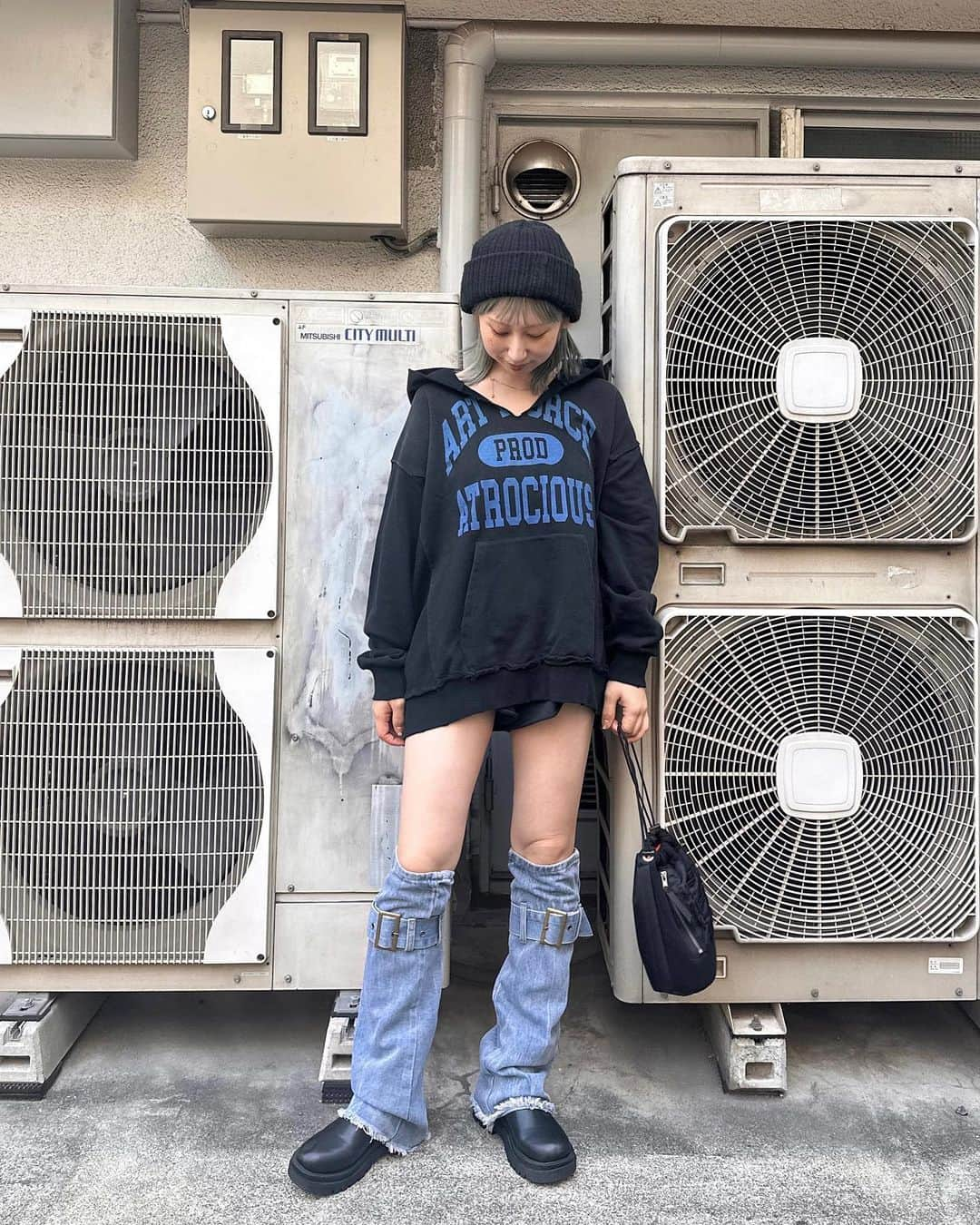 ARISAのインスタグラム：「ㅤㅤㅤㅤㅤㅤㅤㅤㅤㅤㅤㅤㅤㅤㅤㅤㅤㅤ ㅤㅤㅤㅤㅤㅤㅤㅤㅤㅤㅤㅤㅤ もうすぐ発売の デニムのレッグウォーマー👖 ㅤㅤㅤㅤㅤㅤㅤㅤㅤㅤㅤㅤㅤ 簡単にギャルになれるitem！ かわいい〜 ㅤㅤㅤㅤㅤㅤㅤㅤㅤㅤㅤㅤㅤ 4枚目みたいに ずるっと履くの ルーズソックスみたいでかわよい💘 ㅤㅤㅤㅤㅤㅤㅤㅤㅤㅤㅤㅤㅤ ㅤㅤㅤㅤㅤㅤㅤㅤㅤㅤㅤㅤㅤ ㅤㅤㅤㅤㅤㅤㅤㅤㅤㅤㅤㅤㅤ ㅤㅤㅤㅤㅤㅤㅤㅤㅤㅤㅤㅤㅤ #チャオパニック#チャオ#スウェット#リプロダクションレーベル#オーバーサイズ #ルーズソックス#レッグウォーマー#ニット帽#ビーニー#ciaopanic #reproductionlabel #sweat #loosesocks #リプロ#ギャル #ギャルコーデ」