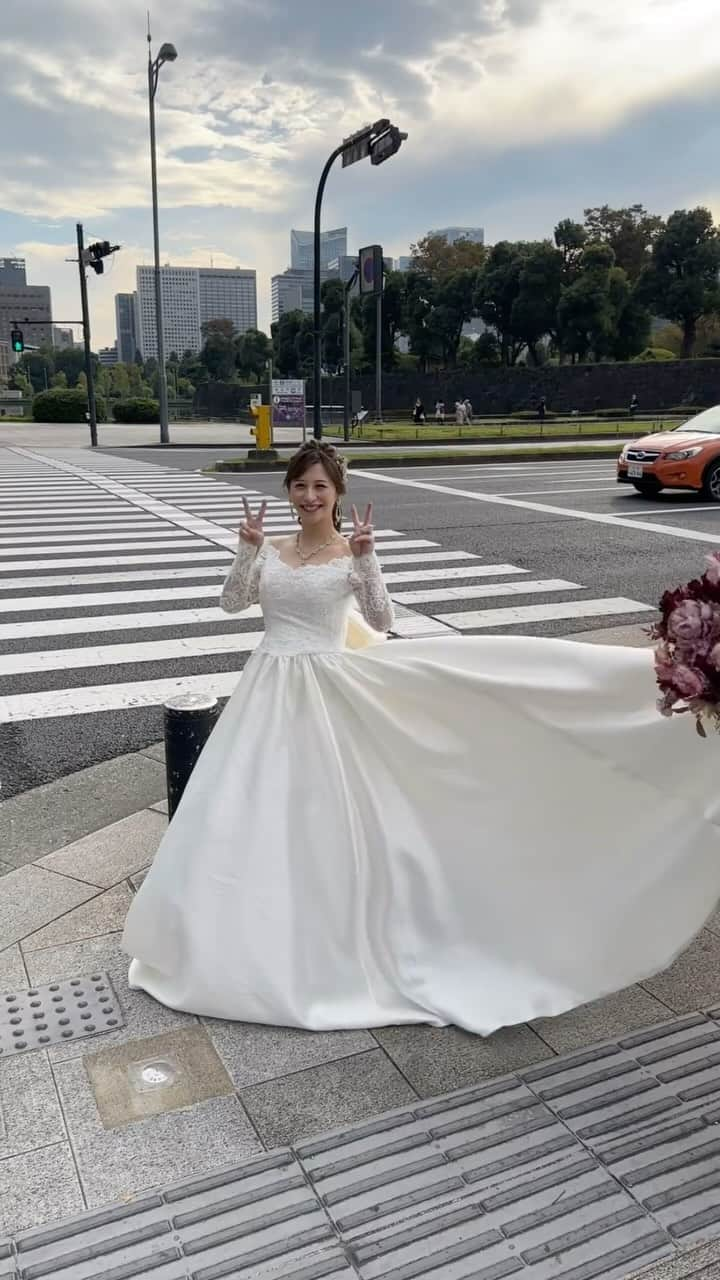 倉松里奈のインスタグラム：「昨日はウェディング👰‍♀️の撮影させてもらった♡ . @__shiena さんで ヘアメイク付き衣装もお借りして 送迎付きで朝から夜まで終始サポートしてもらって とっても楽しい一生の思い出に残る撮影だった💓 . ヘアメイクなんて何年振りに してもらったんだろう🥺 . . ちゃんとしたデータは 1ヶ月以内にもらえるんだけど 今回はスタッフさんがiPhoneで撮影 してくれてたものを。 リールにすると画質が...🤦‍♀️ 早くデータ欲しいなぁ♡  .ほんとにありがとうございました♡  . #ウェディング #ウェディング撮影 #ウェディングドレス #マタニティーウェディング #東京駅 #丸の内 #撮影 #妊娠9ヶ月 #マタニティー撮影 #ヘアメイク #髪型 #ヘアスタイル #ウェディングヘア #hairstyle #weddingphoto #weddingdress」