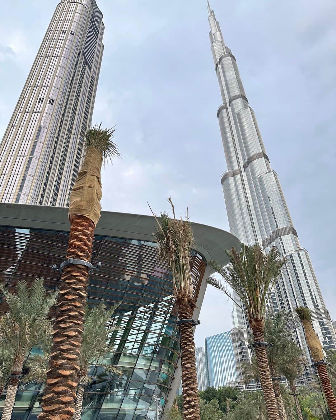 デイヴィッド・ギャレットのインスタグラム：「Dubai Opera in and outside! The stage is prepared for us 🎻  @franckvanderheijden  @rogiervanwegberg  @dubaiopera   #davidgarrett #dubaiopera #dubai #iconic #worldtour」