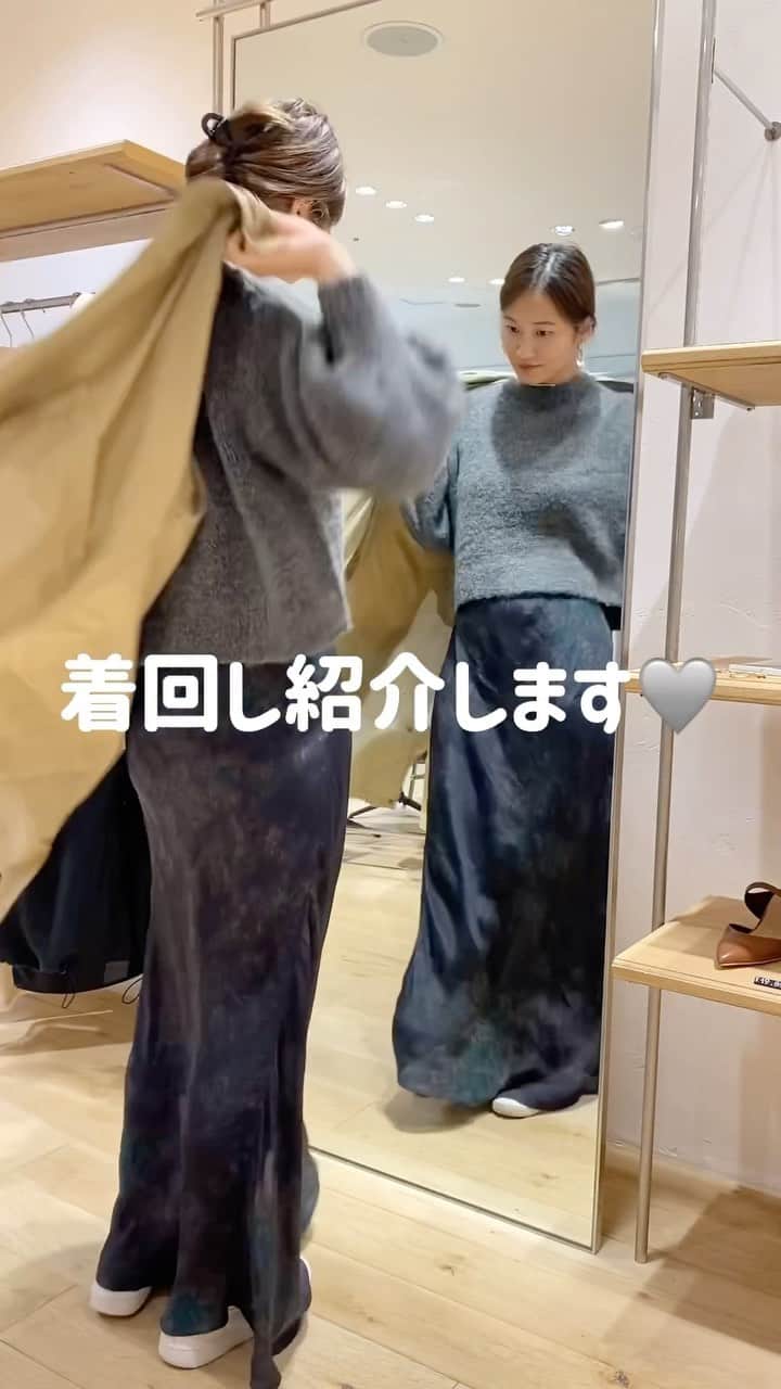 SHENERYのインスタグラム：「私の今年の推しアウターはコレ！！！ ロングモッズコート！！  サイズも2サイズあるので、 小柄さんから高身長さんまでオススメです🩶  冬アウターって ベージュ持ってなかったからなんだか新鮮🤔 て思ったら お客様も意外とそんな方が多くて 共感ポイントでした！！  #shenery #shenery_official #着回し #着回しアイテム #着回しコーデ #コーディネート #アウター #秋コーデ #秋服 #秋服コーデ #冬アウター #秋アウター #モッズコート #ベージュ #カーキ #高身長 #高身長コーデ #高身長女子 #大人カジュアル #きれいめコーデ #スカートコーデ #グレー #グレーコーデ」