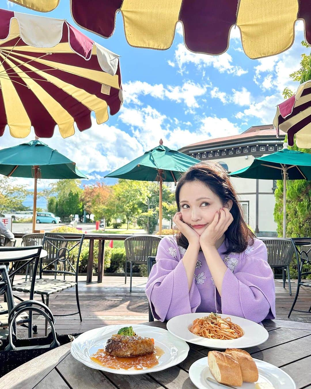 浅井麻里のインスタグラム：「🩵イプサ/コスメ🩵 ⁡ ここのカフェ、富士山を眺めながら食事ができる とっても素敵なカフェだった❤️🥰 ⁡ ただこの写真撮った時に、富士山の山頂は 雲で隠れちゃってたんだけど🤣💦 だから最後の写真に、富士山の位置を書いといた！（笑） ⁡ 最近使い始めた、 イプサのスーパーマットコンシーラーのおかげで メイクよれやくずれが減って嬉しい💕☺️ ⁡ 毛穴を目立たなくしてくれるから、 小鼻周り中心的に使ってる♬ ⁡ 化粧直しの時にも使えるから便利だよー💕💄 ⁡ ⁡ #PR #イプサ #ipsa #コスメ #コンシーラー #富士山 #富士河口湖 #河口湖 #絶景 #日本の絶景 #絶景カフェ #タビジョ #カフェデート #カフェ #カフェ巡り #superbview #japantripjp #retrip_nippon #art_of_japan_ #fujikawaguchiko #富士山が見えるカフェ #富士山が見える場所」