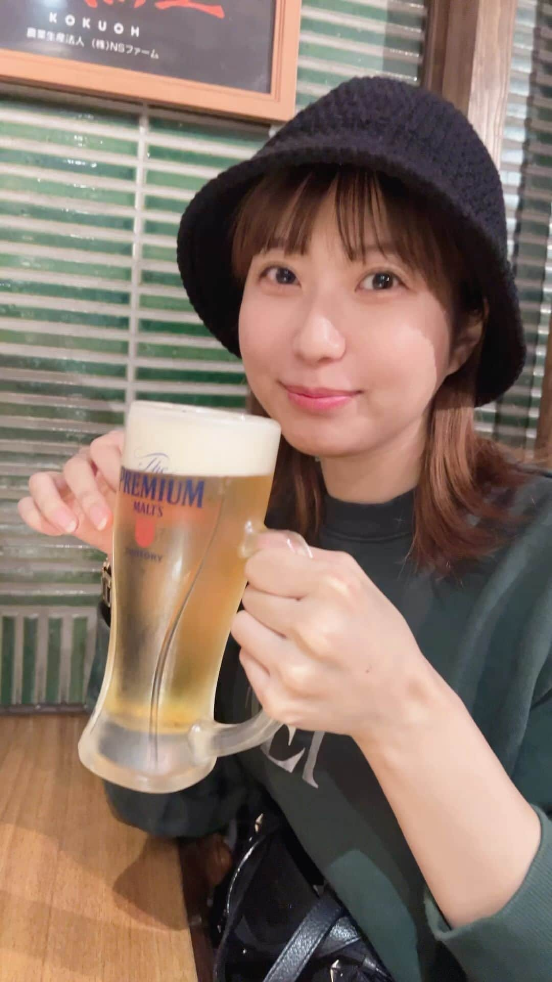 天野麻菜のインスタグラム：「ビール女子。3642  #ビール #ビール女子 #beer #beerstagram #お酒 #アルコール #タレント #グラビア #女優 #天野麻菜 #休まず #毎日飲んでる #記録更新中 #ビールのcm #オファー待ち #ビール大好き #乾杯 #乾杯シリーズ #1日1ビール #9年以上 #続けてる #まだまだ #これから  #今日で #3642日目 #プレモル」