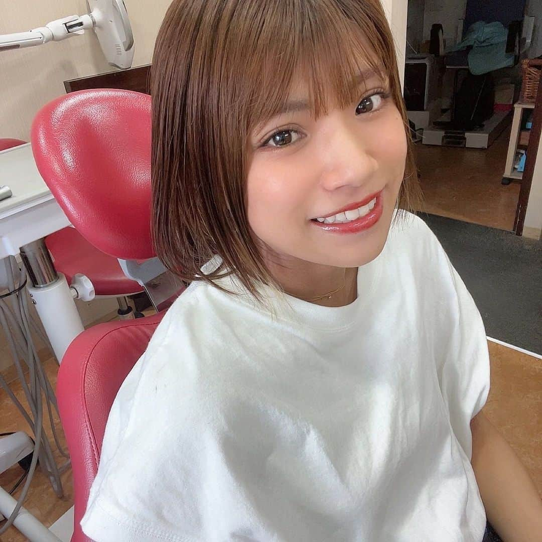 福山あさきさんのインスタグラム写真 - (福山あさきInstagram)「📍原宿 / @_hachiya_dentalclinic_   歯の黄ばみが気になって 原宿にある“はちやデンタルクリニック”へ🦷  ミニオフィスホワイトニング(6分照射x3回) こちらのコースをやって頂きました🫡  歯の表面についた汚れを丁寧にお掃除して頂いてから、歯にジェルを塗って照射🌟  ここの照射期は最新のものを使用してて、毎秒ごとに歯の温度を検出して、設定した温度に調節してくれるお利口さん！凄い👏 だから歯へのダメージも無く、ジェルの反応も効果的になるとのこと🙆🏻‍♀️  特にしみたりもなく、うとうとしていたらあっという間に施術終了。たった1回で歯も白くなって嬉しい…っ！🥹✨️  6枚目のクーポンを見せると、私のフォローさん限定で16500円のコースが11000円になるので、歯を白くしたい人は是非行ってみてね🦷✨️  #PR @_hachiya_dentalclinic_ #はちやデンタルクリニック #ホワイトニング #歯医者 #セルフホワイトニング  #白い歯#ホワイトニングサロン #原宿 #明治神宮前  #原宿ホワイトニング」10月26日 21時22分 - fukuyama_asaki