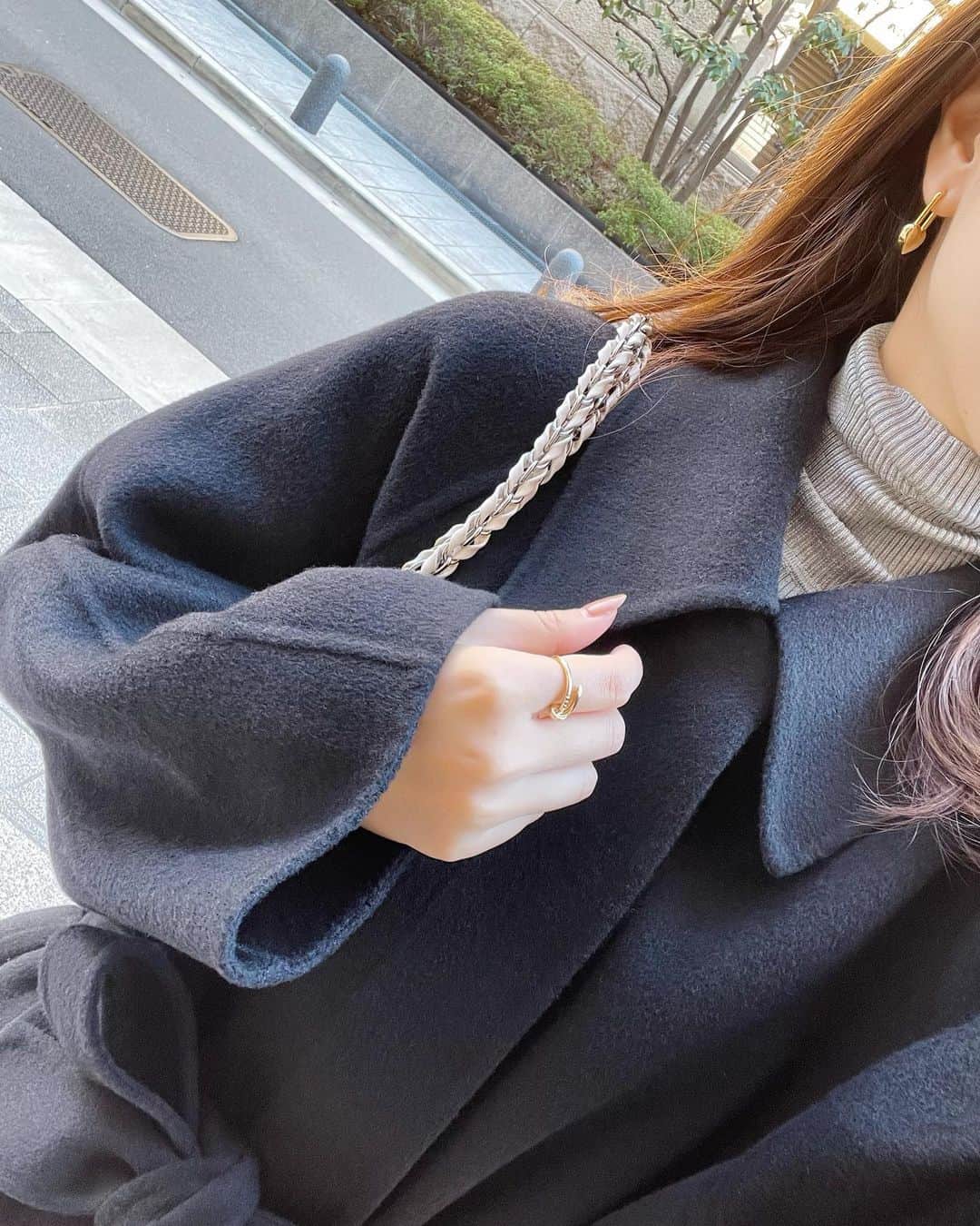 ハンナミのインスタグラム：「去年のだけど 📷🖤  今年の再受注でも人気の ステンカラーウールコート 🧥ˎˊ˗  私も、このコート1番着たな〜 ♡  受注予約期間は 〜10.29(日)までなので、 ぜひごゆっくり見てみてくださいね✨」