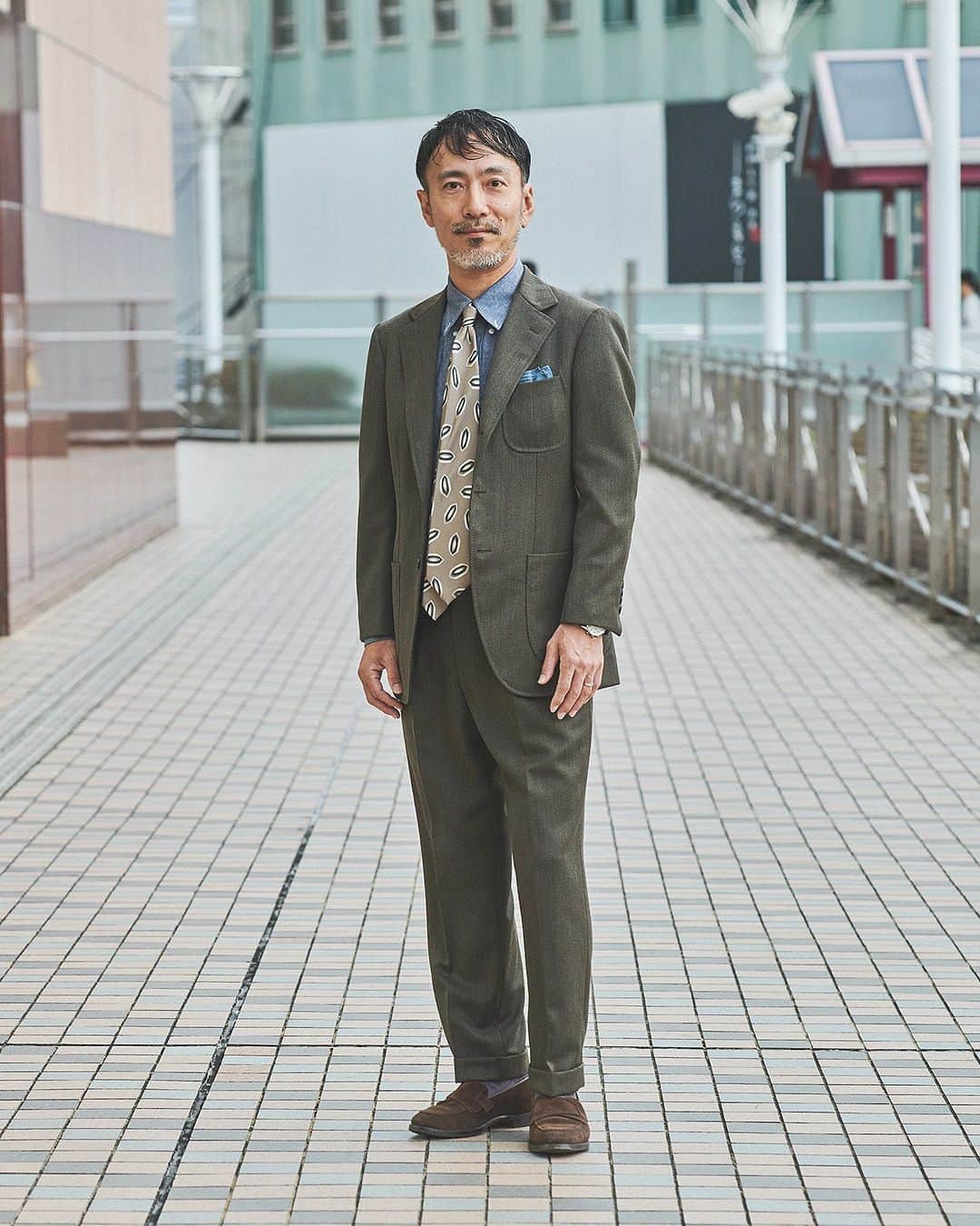 のインスタグラム：「Road to MR_BEAMS 2023AW ショップスタッフ選手権 MR_BEAMSへの道  前号、MR_BEAMS Vol.7にて人気だった本企画。登場しきれなかったショップスタッフも含め、日本全国のショップスタッフ38名の秋冬スタイルを公開。「このスタッフこそMR_BEAMSだ」「おしゃれだな」と思うスタッフに「いいね」でのリアクションをお願いします。  35_氏家 健 ビームス 高松  ウエイトの高いキャバルリーツイルの生地を使用した3パッチポケットのスーツに、またもやウエイトの高いガシっとしたシャンブレー地のボタンダウンシャツを合わせ、”ブリティッシュアメリカン”を表現してみました。タイは芯地の柔らかいプリントタイを、足元はバタフライローファーを着用し、エレガントさを加味することで土臭くならないように調整しました。  Suit CUSTOM TAILOR BEAMS Shirt GAMBERT SHIRT Tie HOLLIDAY & BROWN Shoes CROCKETT&JONES Cheif BRILLA PER IL GUSTO」
