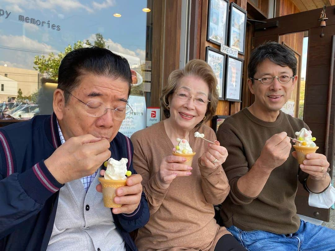 西川忠志さんのインスタグラム写真 - (西川忠志Instagram)「梅ソフトクリーム  本日は両親と増野くんと僕で インフルエンザの予防接種を受けて参りました。  帰りに彩都の梅干し屋さん・kyun➕さんで梅干しを買って、 あとこちらには梅ソフトクリームがあるので 4人でお店の前のベンチでいただきました！ @kyunplus   ソフトクリームに、ほんのり梅の酸味と塩味が溶け合い あ〜美味しい😋疲れがとれますね😊✌️ @nishikawa.kiyoshi_helen   感謝 西川忠志」10月26日 21時24分 - nishikawa_tada