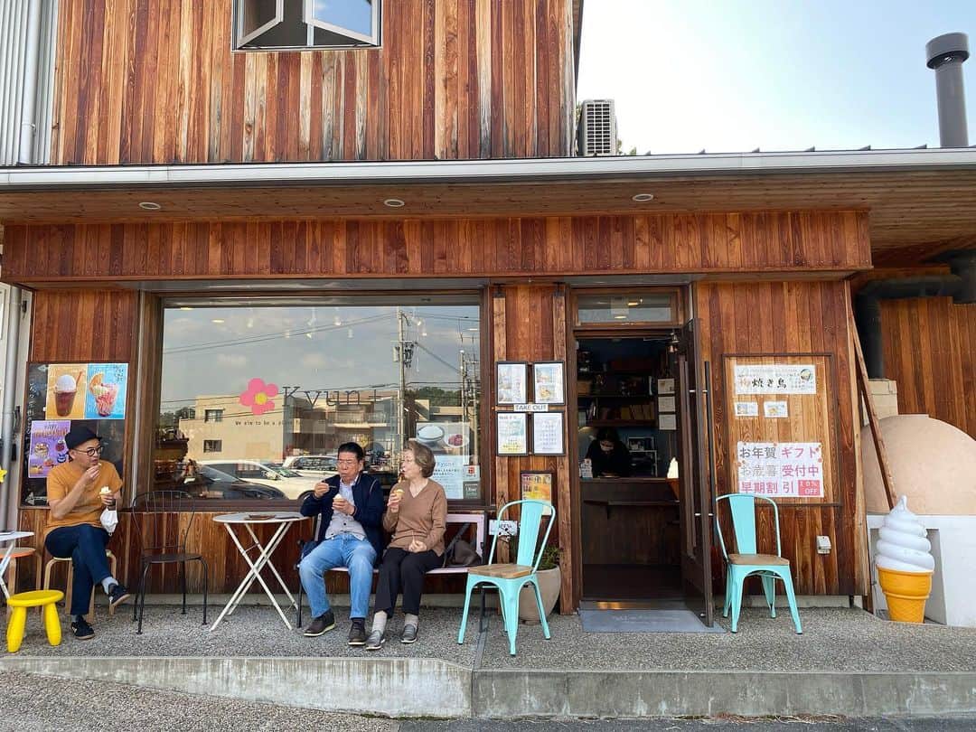 西川忠志さんのインスタグラム写真 - (西川忠志Instagram)「梅ソフトクリーム  本日は両親と増野くんと僕で インフルエンザの予防接種を受けて参りました。  帰りに彩都の梅干し屋さん・kyun➕さんで梅干しを買って、 あとこちらには梅ソフトクリームがあるので 4人でお店の前のベンチでいただきました！ @kyunplus   ソフトクリームに、ほんのり梅の酸味と塩味が溶け合い あ〜美味しい😋疲れがとれますね😊✌️ @nishikawa.kiyoshi_helen   感謝 西川忠志」10月26日 21時24分 - nishikawa_tada