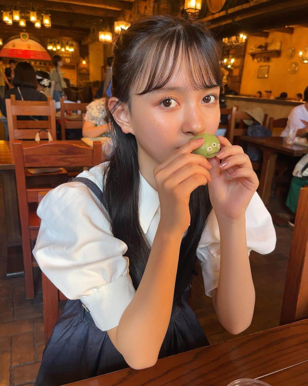 河村ここあのインスタグラム：「💚リトルグリーンマン💚  みんなが可愛く食べてるのを見て 真似しようと思ったけども... 全然可愛くなんて食べられなくて 諦めてる様子です😂😂 私は食べ物を可愛く食べる才能は ないんだと思いました😇  ディズニー関係ないけど 最後に写ってるリュックが すごく使いやすくて また来年も買おうって思いました♡ @olive_des_olive_official さんの リュック🤍🤍 荷物の多い私にはぴったりでした！  ダッフィー、もふもふで幸せでした♡ 幸せのもふもふ、ありがとう🐻🤍」