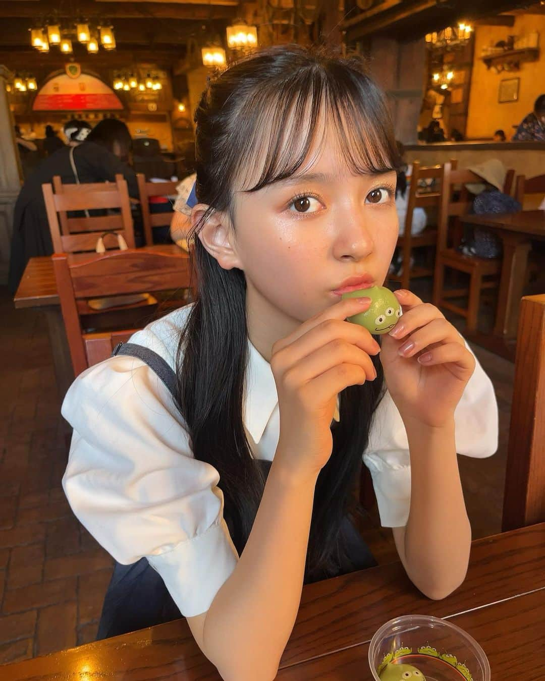 河村ここあさんのインスタグラム写真 - (河村ここあInstagram)「💚リトルグリーンマン💚  みんなが可愛く食べてるのを見て 真似しようと思ったけども... 全然可愛くなんて食べられなくて 諦めてる様子です😂😂 私は食べ物を可愛く食べる才能は ないんだと思いました😇  ディズニー関係ないけど 最後に写ってるリュックが すごく使いやすくて また来年も買おうって思いました♡ @olive_des_olive_official さんの リュック🤍🤍 荷物の多い私にはぴったりでした！  ダッフィー、もふもふで幸せでした♡ 幸せのもふもふ、ありがとう🐻🤍」10月26日 21時29分 - kawamura_kokoa