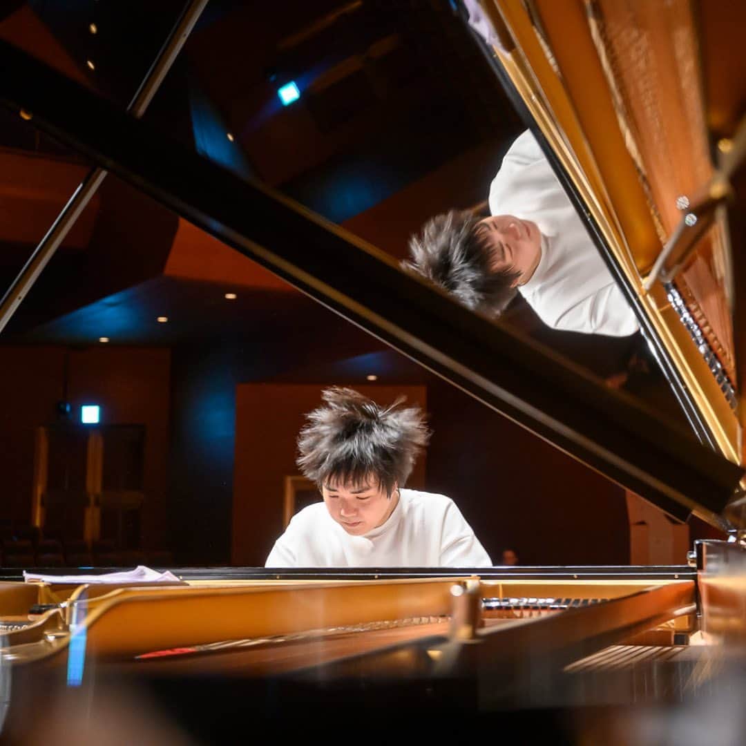 藤田真央のインスタグラム：「Zcela soustředěný Mao Fujita. 🎹 S talentovaným japonským klavíristou máme před sebou ještě dva dvořákovské koncerty v Niigatě a Tokiu!  .  A totally focused Mao Fujita. 😎 With the talented Japanese pianist, we still have two more concerts in Niigata and Tokyo!  #czechphilontour #maofujita #pianist #focus 📸 @hajskapetra」