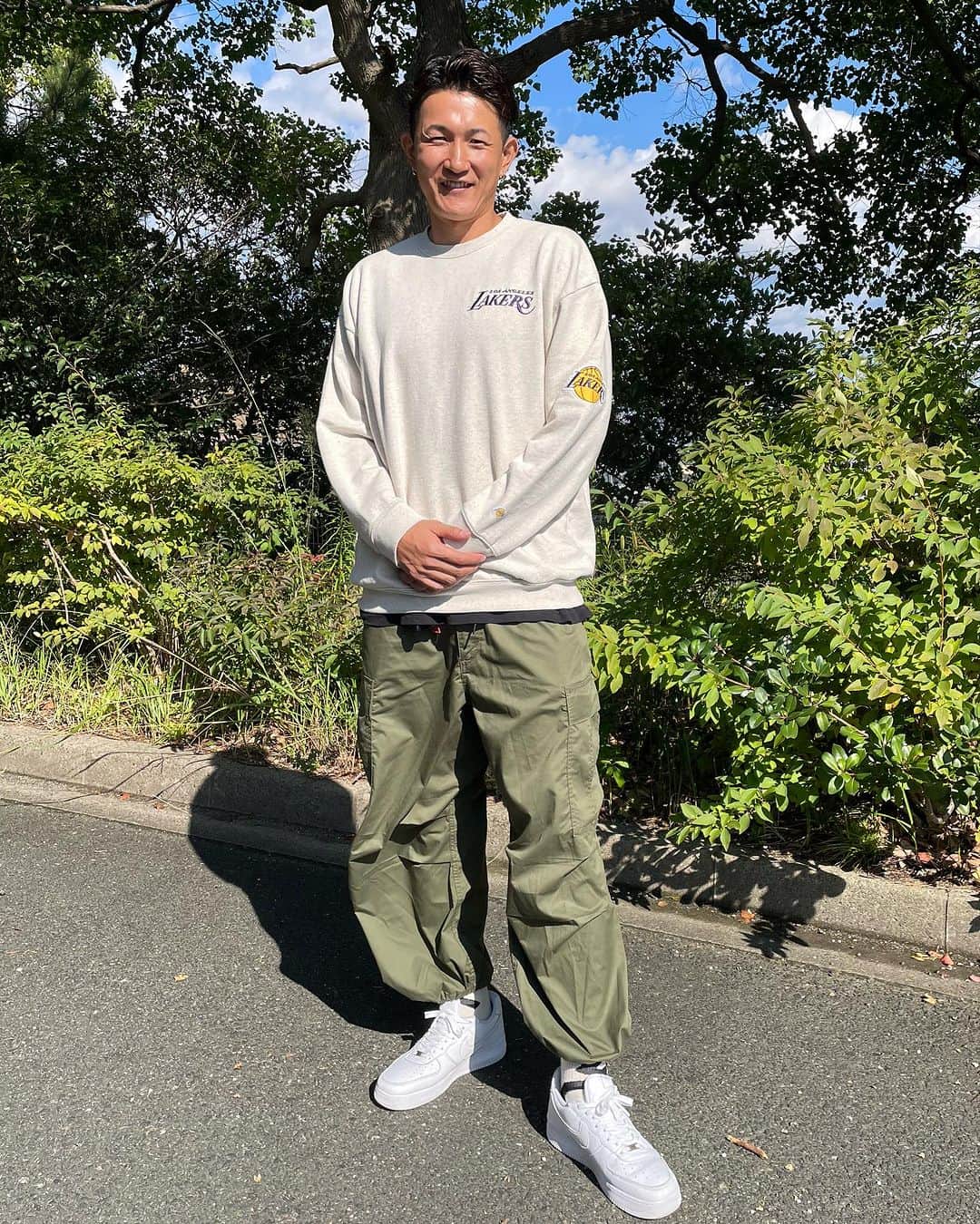川村卓也のインスタグラム：「. ちょっと半袖も厳しくなってきたなー！  ということで今回は  NBAチームロゴ・トレーナー😆 私がチョイスしたのはLos Angeles Lakers🔥 僕が着ているのはXLだよ  くぅー！ ベースの色もサイズ感もバックデザインも堪らん🤩  NBAも開幕しましたからね🔥 みんなでバスケが熱い時期にどっぷり浸かりましょ🔥  ぜひ商品チェックしてみてね👀 @rakuten_sportszone  #PR」