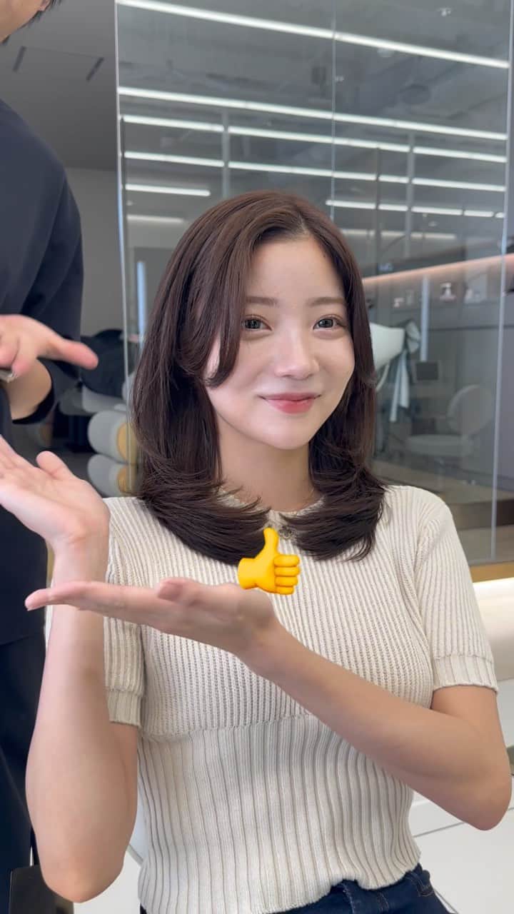 高橋英昇のインスタグラム：「ハイライトが落ちてしまった方とマロンさん好きな方必見です❣️ オーダーの際に保存してお使いください✨ ˗˗˗˗˗˗˗˗˗˗˗˗˗˗˗˗˗˗˗˗˗˗˗˗˗˗˗˗˗˗˗˗˗˗˗˗˗˗ ⁡ ◌ @eisho_coa  ⁡ 前髪顔周りのどんな悩みも 是非ご相談下さい✨ ⁡ ☑︎流し前髪だけど要望と違う ☑︎前髪顔周りを切られすぎる ☑︎顔周りがなくて困っている ☑︎前髪が巻きづらく上手くいかない ☑︎変な毛がいつも前髪に出てくる ☑︎扱いづらくて困っている ☑︎おでこが狭くて悩んでいる ⁡ などなど 少しでも気になることは全てお聞かせ下さい✨ メモ持ってきても大丈夫です📝 ⁡ ˗˗˗˗˗˗˗˗˗˗˗˗˗˗˗˗˗˗˗˗˗˗˗˗˗˗˗˗˗˗˗˗˗˗˗˗˗˗ ⁡ ⁡ ◌ 料金 ◌ ・カット ¥8800 ・カット 𓂃 トリートメント ¥12100 ・カット 𓂃 カラー ¥17600 ・カット 𓂃 カラー 𓂃 トリートメント ¥22000 ⁡ ※初回のみ指名料+¥3300かかります。 2回目以降は指名料無料です。 ⁡ ⁡ 𓂃 よくあるご質問 𓂃 ⁡ ⁡ Q . 予約はどうしたらいいですか？ ⁡ ✎ プロフィールのURLからお待ちしております✨ ⁡ ⁡ Q . 場所はどちらですか？ ⁡ ✎ 東京都中央区銀座6-13-9 GIRAC GINZA 7F 【銀座駅5分、東銀座駅から徒歩3分】 ⁡ ⁡ Q . 投稿に可愛い子しか載っていないですが、 私が行っても大丈夫ですか？ ⁡ ✎もちろん大丈夫です。 僕のお客様は【3歳〜74歳】の 子連れ様から老若男女幅広いの方が ご来店してくださっております。 女性は必ず可愛くします！ 実は男性のカットも得意です。 最近ご紹介もかなり多いです✨ ⁡ Q . どんな美容師？ ⁡ ✎ お話するのが好きです✨ ただ施術中は技術に没頭する時があり その時はあまり話さなくなります✂︎ ⁡ Q . カウンセリングはしっかりしてもらえますか？ ⁡ ✎もちろんです！ 前髪顔周りの生え際、癖毛、割れめ、こめかみ、 頬骨、えら、丸顔、面長、りんかく などのお悩みもしっかりカウンセリングさせて頂いてから 施術に入らせて頂きますのでご安心ください✨ ⁡ ⁡ カットは【前髪】【ロングレイヤー】 が好きですが、 ミディアム、ボブ、ショート、 メンズカットも好きです。 巻きも得意なので、 知りたい方はなんでもお伝えします✨ ⁡ カラーはブリーチなしのワンカラーで 【艶感】【透明感】【くすみ感】が出るように 300種類以上の中から 独自の配合で調合しております。 ⁡ ストレートはダメージを最小限で抑えられるように かなりこだわっています！ 微アルカリ〜弱酸領域の範囲で施術するので 基本的に【ヘアカラー】と同時施術が可能です✨ ⁡ トリートメントはできるだけ長持ちできるように 【手触り】【質感】にこだわっています！ あとはアウトバスのヘアケアも重要なので 興味ある方はしっかり説明しています✨ ⁡ パーマは最近持ちの良いデジタルパーマが好きです。 熱処理する事で普通のパーマより持ちが良くなります。 僕の使う薬剤は基本的にダメージを最小限でかけるので コテを使って巻いても大丈夫です。 巻かなくても普段のスタイリングはかなり楽になります✨ ⁡ #銀座　#千葉　#前髪カット　#顔周りカット　#小顔カット　#おくれ毛カット　#顔周り　#前髪　#シースルーバング　#かきあげ前髪　#小顔に見える顔周り #小顔カット #似合わせカット　#おくれ毛　#前髪顔周り似合わせ」