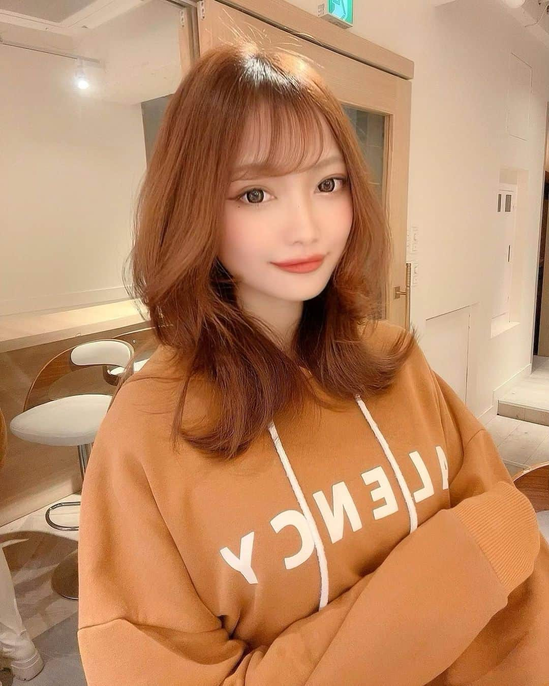 中原鈴奈さんのインスタグラム写真 - (中原鈴奈Instagram)「イメチェンした〜🍊🍊🧡 レイヤー入れたの初めて🤭 いつもと雰囲気違って髪の毛ふんわりでかわいい！  @ogamiksk さん今回も上手にやって下さってありがとうございます☺️✨ ・ ・ ・  #ヘアスタイル#ヘアカラー #ヘアアレンジ #セミロング #ミディアムヘア #ヘアアレンジ #タンバルモリボブ #くびれボブ#韓国ヘア #レイヤーカット #단발머리 #헤어컬러링 #좋아요반사 #hairstyle#instahair #instafashion #likesforlike #followｍe#style」10月26日 21時24分 - rinrin1228_