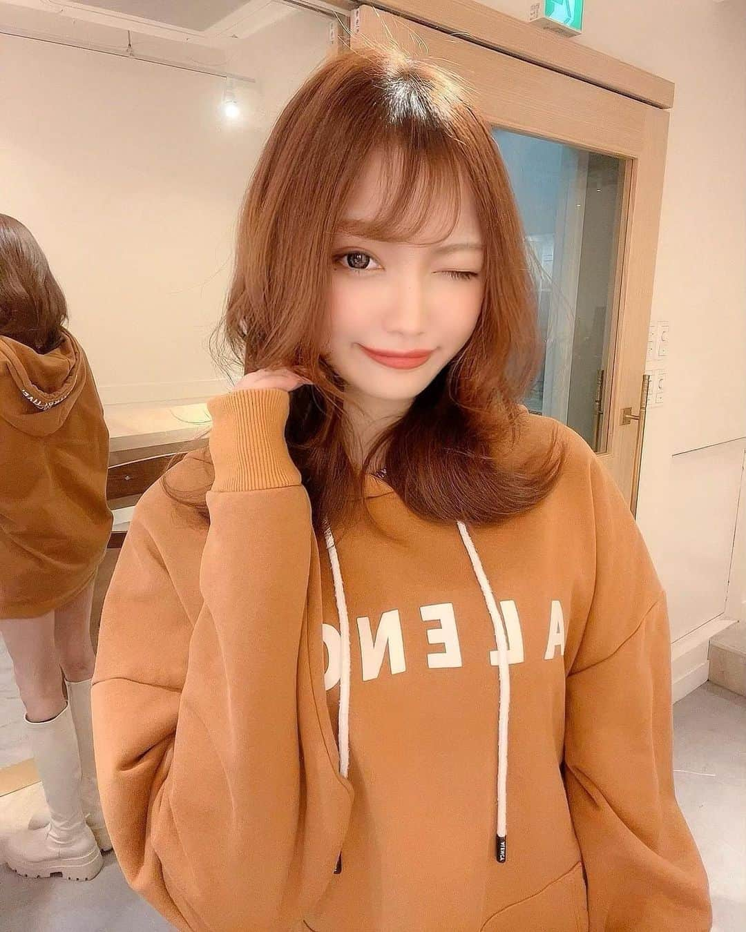 中原鈴奈さんのインスタグラム写真 - (中原鈴奈Instagram)「イメチェンした〜🍊🍊🧡 レイヤー入れたの初めて🤭 いつもと雰囲気違って髪の毛ふんわりでかわいい！  @ogamiksk さん今回も上手にやって下さってありがとうございます☺️✨ ・ ・ ・  #ヘアスタイル#ヘアカラー #ヘアアレンジ #セミロング #ミディアムヘア #ヘアアレンジ #タンバルモリボブ #くびれボブ#韓国ヘア #レイヤーカット #단발머리 #헤어컬러링 #좋아요반사 #hairstyle#instahair #instafashion #likesforlike #followｍe#style」10月26日 21時24分 - rinrin1228_