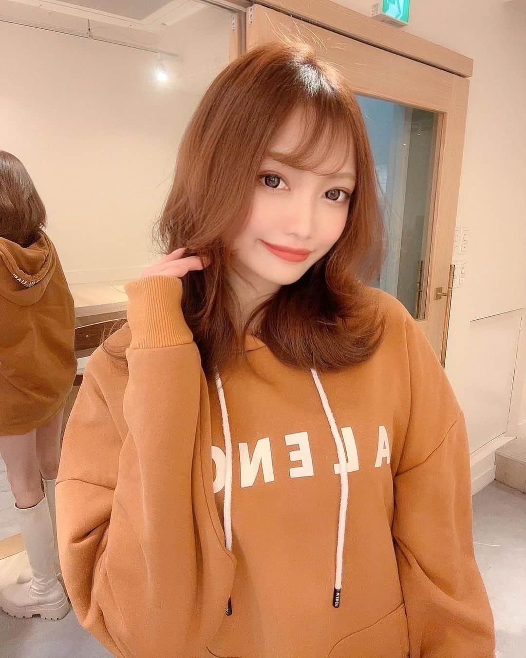 中原鈴奈さんのインスタグラム写真 - (中原鈴奈Instagram)「イメチェンした〜🍊🍊🧡 レイヤー入れたの初めて🤭 いつもと雰囲気違って髪の毛ふんわりでかわいい！  @ogamiksk さん今回も上手にやって下さってありがとうございます☺️✨ ・ ・ ・  #ヘアスタイル#ヘアカラー #ヘアアレンジ #セミロング #ミディアムヘア #ヘアアレンジ #タンバルモリボブ #くびれボブ#韓国ヘア #レイヤーカット #단발머리 #헤어컬러링 #좋아요반사 #hairstyle#instahair #instafashion #likesforlike #followｍe#style」10月26日 21時24分 - rinrin1228_