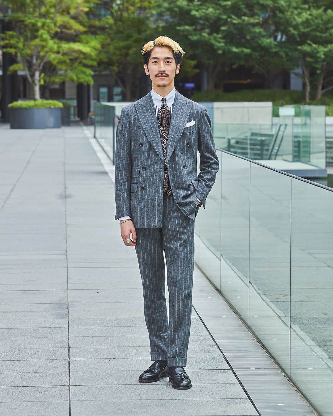 のインスタグラム：「Road to MR_BEAMS 2023AW ショップスタッフ選手権 MR_BEAMSへの道  前号、MR_BEAMS Vol.7にて人気だった本企画。登場しきれなかったショップスタッフも含め、日本全国のショップスタッフ38名の秋冬スタイルを公開。「このスタッフこそMR_BEAMSだ」「おしゃれだな」と思うスタッフに「いいね」でのリアクションをお願いします。  21_門田 健吾 ビームス 梅田   フランネルのチョークストライプスーツにVゾーンはクレリックシャツとペイズリー柄のタイでブリティッシュアメリカン風に。一見派手な色の組み合わせですが、色味を統一し馴染ませました。硬派なスーツスタイルが好きな自分にとっては、珍しい合わせ方です。  Suit CUSTOM TAILOR BEAMS Shirt BEAMS F Tie BEAMS F Shoes CROCKETT&JONES Cheif BEAMS F」