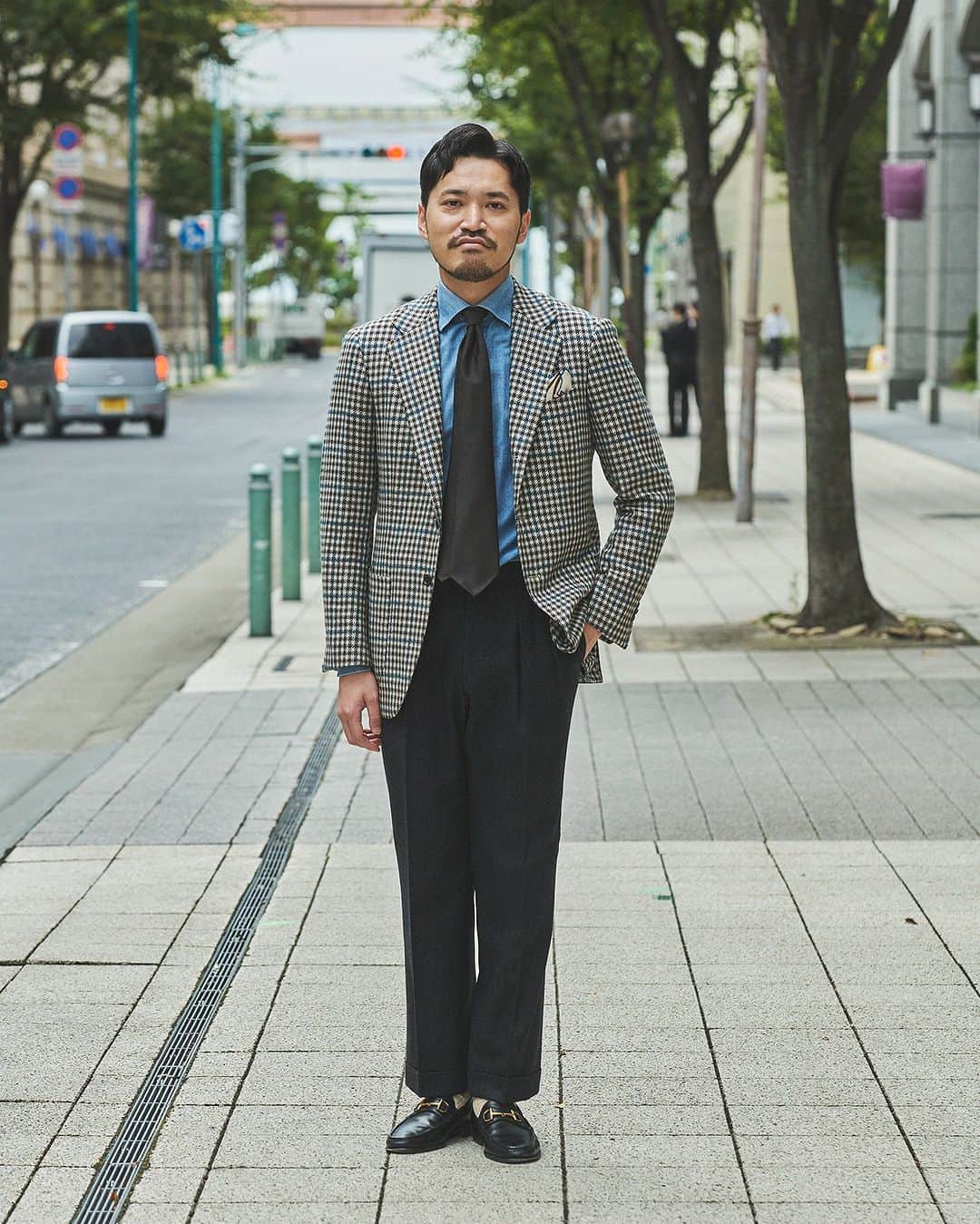 のインスタグラム：「Road to MR_BEAMS 2023AW ショップスタッフ選手権 MR_BEAMSへの道  前号、MR_BEAMS Vol.7にて人気だった本企画。登場しきれなかったショップスタッフも含め、日本全国のショップスタッフ38名の秋冬スタイルを公開。「このスタッフこそMR_BEAMSだ」「おしゃれだな」と思うスタッフに「いいね」でのリアクションをお願いします。  29_黒澤 拓也 ビームス ハウス 神戸  テーマは大人の余裕。主張のあるジャケットに、ネクタイは大人の色気を出すために〈Atto Vannucci〉のセッテピエゲのウールソリッドネクタイをチョイス。足元はどこか気品のあるビットローファーで大人の余裕をだしました。  Jacket BEAMS F Shirt BEAMS F Tie ATTO VANNUCCI Pants IGARASHI TROUSERS Shoes ENZO BONAFE Cheif FRANCO BASSI」