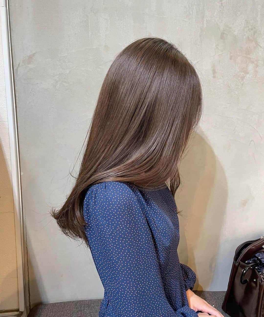 ことねのインスタグラム：「ウエディングカラー♡ 肌のトーンを明るく、透明感を出してくれるヘアに。  大切な日のヘアメンテナンスも ぜひお任せくださいね☺️  ベース作り、大切です✨ 3ヶ月前くらいがベストです◎  #ウエディングカラー  #ウェディングヘア」