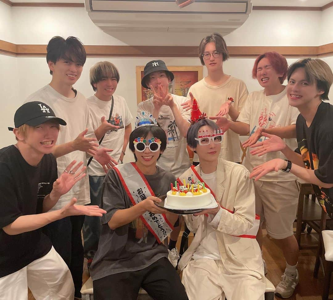 ノックソさんのインスタグラム写真 - (ノックソInstagram)「今日はスタッフさんがサプライズで誕生日のお祝いをしてくれました！当日にメンバー、スタッフさんに祝って貰うの初めてかも！相変わらずずっと笑い過ぎて本当にこのメンバーになれて良かったな~って思います🦒🦄🐵🍱🍎👑🐊🐰🍙 明日からファンミ第二弾よろしくお願いします！  #mesemoa #めせもあ #メンズアイドル #沖縄  #誕生日 #お誕生日様 今年の誕生日も幸せ過ぎちゃうかも」10月26日 21時38分 - nokkuso