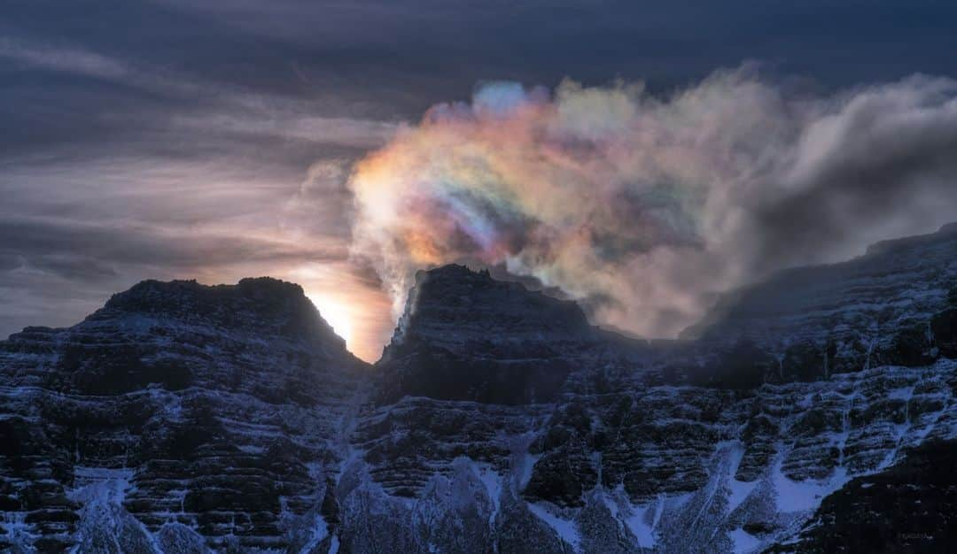 KAGAYAのインスタグラム：「フィヨルドの尖った山に夕日が遮られると、 峰を走る眩い雲が、彩雲であることがわかりました。 （先日、アイスランドにて撮影） 今日もお疲れさまでした。  #彩雲 #大気光象 #Iceland #アイスランド #sonyalpha #α7rv」