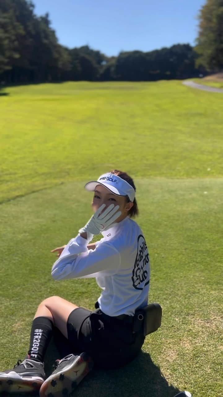 美舞のインスタグラム：「. . そもそも向いてる方向よ！笑 こんなミスもしょっちゅうです😿#無駄 一回のラウンドで色んなドラマが起きて毎回爆笑ゴルフ。 楽しいねぇ！！ゴルフって⛳️🏌️‍♀️♡ . #ゴルフ　#ゴルフ女子 #ゴルフウェア #fr2golf #ゴルフスイング」