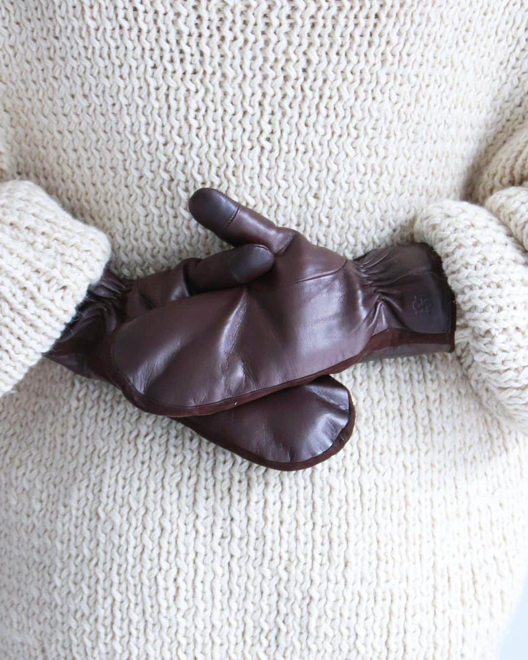 GALERIE VIEさんのインスタグラム写真 - (GALERIE VIEInstagram)「. ⁡ ⁡ Now in stock. ⁡ ⁡ p1-2. Gloves / HANDSOME STOCKHOLM 27-07-35-07002 ¥33,000 ⁡ p3-4. Gloves / HANDSOME STOCKHOLM 27-07-35-07004 ¥49,500 ⁡ ⁡ #galerievie #ギャルリーヴィー  #tomorrowland #トゥモローランド #tomorrowland_jp  #fall #winter #gloves #HANDSOMESTOCKHOLM」10月26日 21時29分 - galerievie_jp