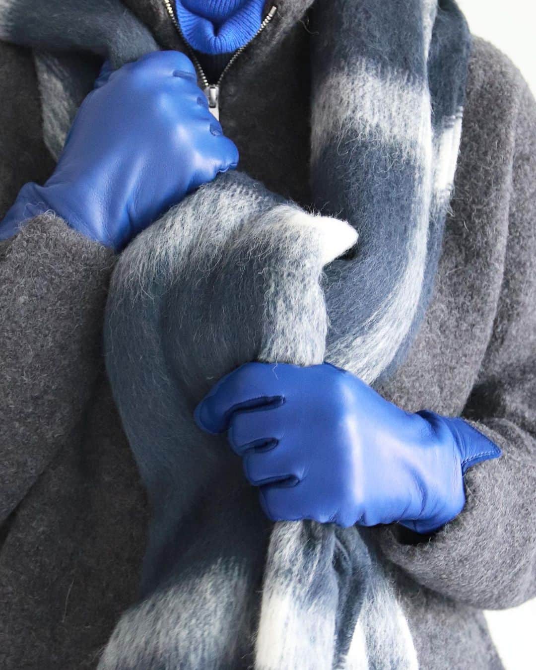 GALERIE VIEのインスタグラム：「. ⁡ ⁡ Now in stock. ⁡ ⁡ p1-2. Gloves / HANDSOME STOCKHOLM 27-07-35-07002 ¥33,000 ⁡ p3-4. Gloves / HANDSOME STOCKHOLM 27-07-35-07004 ¥49,500 ⁡ ⁡ #galerievie #ギャルリーヴィー  #tomorrowland #トゥモローランド #tomorrowland_jp  #fall #winter #gloves #HANDSOMESTOCKHOLM」