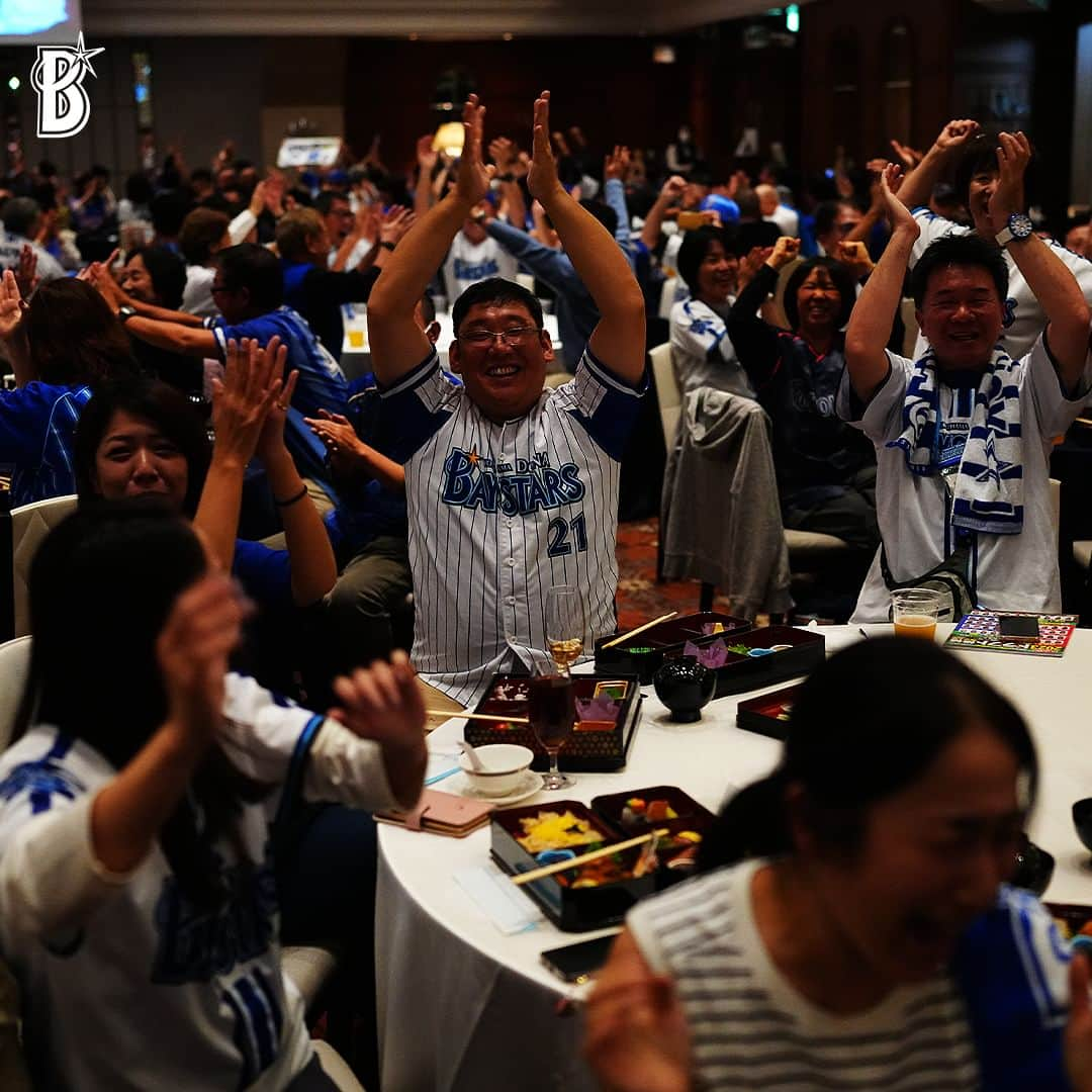 横浜DeNAベイスターズさんのインスタグラム写真 - (横浜DeNAベイスターズInstagram)「. 本日、ファンクラブ会員限定イベント「2023ドラフト会議ライブビューイング」を開催！  会場では、ファンクラブ会員の方々とゲストに #荒波翔 氏、 #石川雄洋 氏をお迎えして、ドラフト指名の瞬間を見届けました！ #度会隆輝 選手の交渉権を引き当てた瞬間は大盛り上がりでした！  #ドラフト会議  #baystars」10月26日 21時31分 - baystars_official