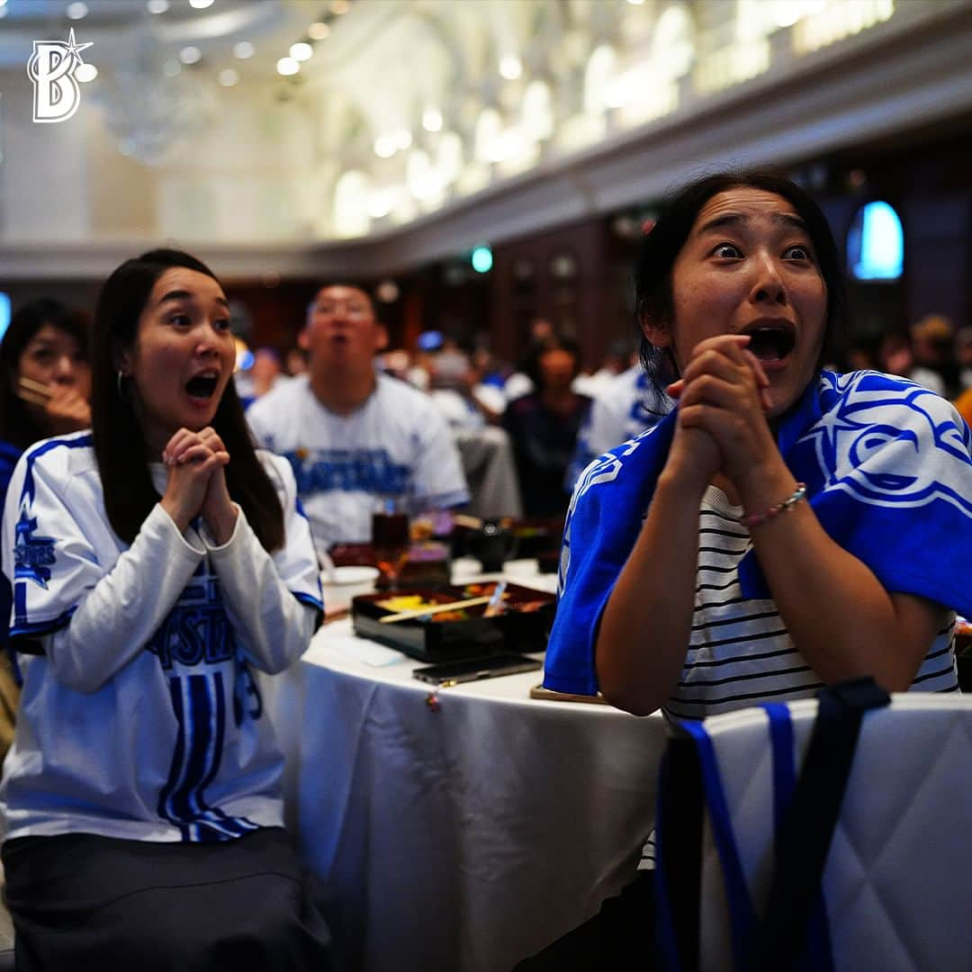 横浜DeNAベイスターズさんのインスタグラム写真 - (横浜DeNAベイスターズInstagram)「. 本日、ファンクラブ会員限定イベント「2023ドラフト会議ライブビューイング」を開催！  会場では、ファンクラブ会員の方々とゲストに #荒波翔 氏、 #石川雄洋 氏をお迎えして、ドラフト指名の瞬間を見届けました！ #度会隆輝 選手の交渉権を引き当てた瞬間は大盛り上がりでした！  #ドラフト会議  #baystars」10月26日 21時31分 - baystars_official