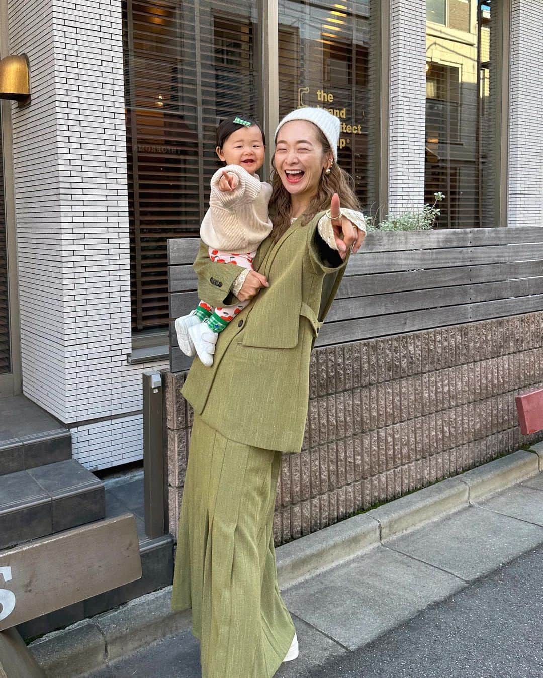 岩渕加恵のインスタグラム：「💚 🤍 💚 🤍 親子で記念ショット〜☝🏻🍒 （翠たんが最近ハマってる指差し💓  そして、獲物を見つけたかのように だんだん近づいてきて、、chu💋笑 （愛おしいかよぉぉぉ〜🤣🫰🏻  そんなちょっとだけ色合わせしてる親子コーデ👗💕🌈  #親子コーデ #カラフルコーデ #ベビーコーデ #秋コーデ」