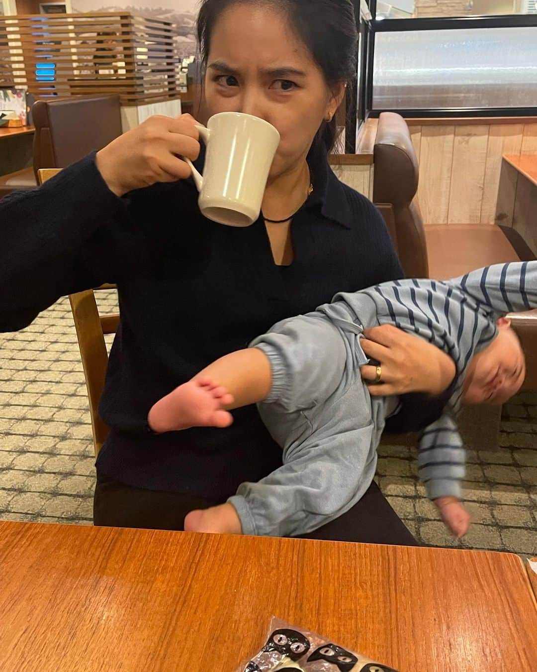 奥山春香のインスタグラム：「ゆっくりコーヒーも飲めない😅☕️ 昨日の朝から腹ばいがはじまって、コンセントガジガジするからまじ危険🔌🦖🦖🦖🦖」