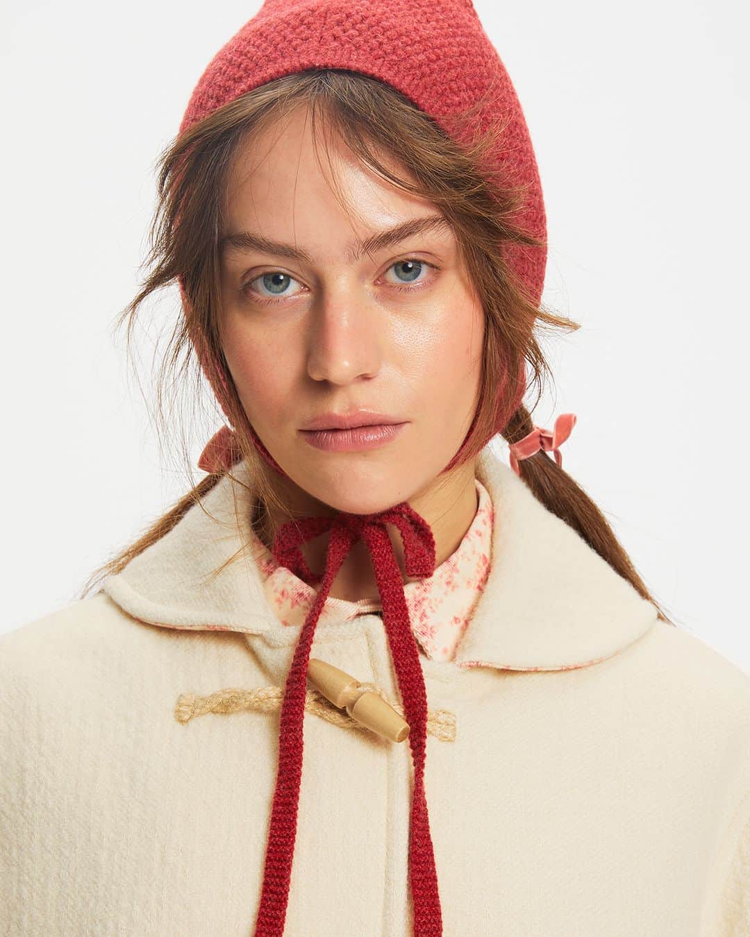 キャベジズ&ローゼズのインスタグラム：「The dearest of hats, our Belle Bonnet in red and pink cashmere 🎀 Dreamy for keeping heads and ears cossetted from the cold,  it goes with everything, from classic winter coats to slouchy cable-knit jumpers, whether dressed up or worn to stay warm while potting up spring bulbs in the garden.  #CabbagesandRoses #AW23 #OfTheEarth  Model @annie_haworth_」