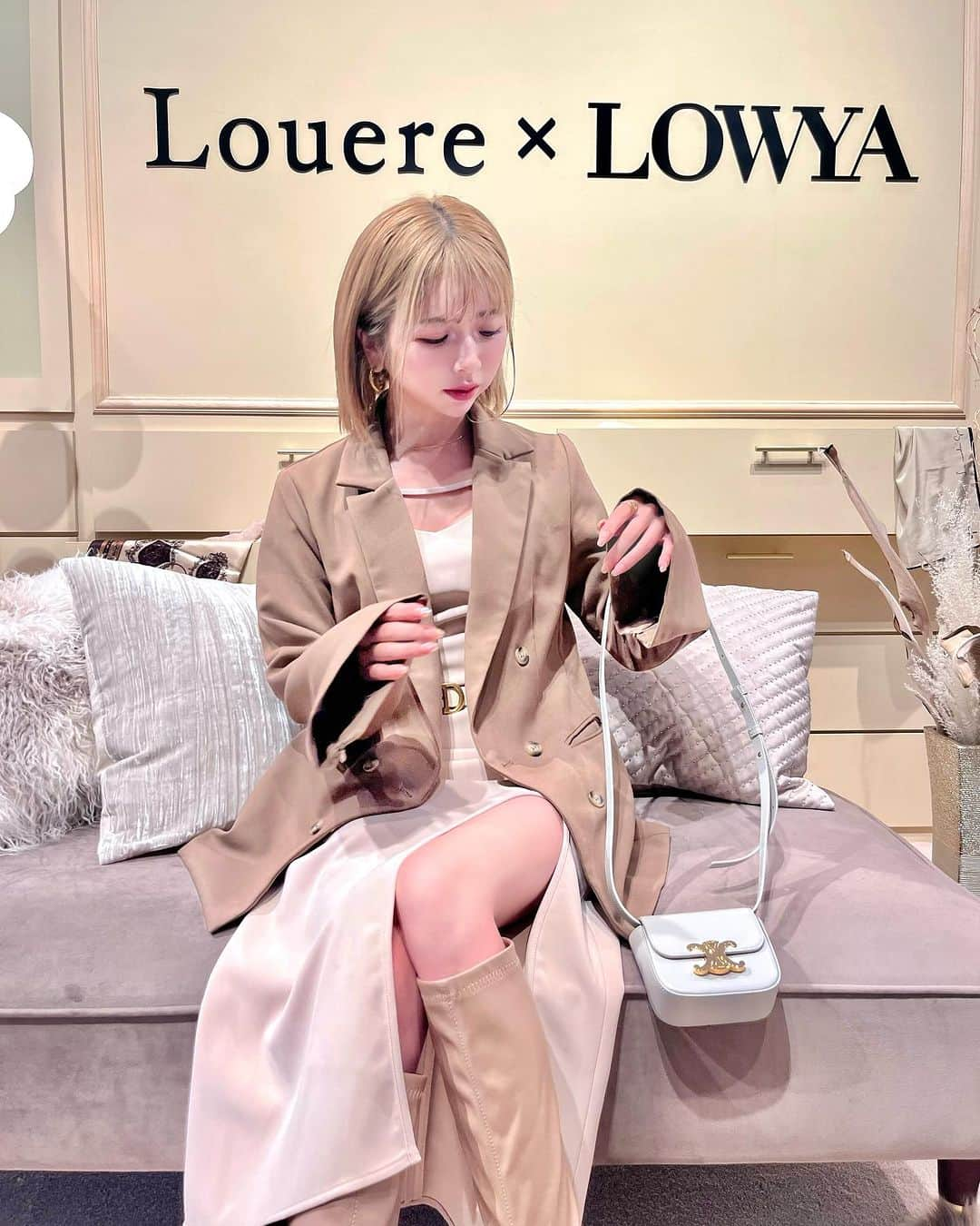 エリンコのインスタグラム：「💐 . 先日 @louere.official × @lowya_official の イベントにお邪魔してきたよ🤎 . ルエレのブラウンジャケットを着て 参加させてもらったんだけど 新作もとても可愛いかった🎀 . そして、LOWYAとコラボの空間も とってもオシャレだった🥹🤍 . ジャケットの袖にファスナーがついてて 開けることもできてとても可愛いの🧸 . ブラウンジャケットはいろんなコーデで 楽しめるのでまた着回しも載せるね💞 . #louere #ルエレ #lowya #pr #ジャケット #ジャケットコーデ #ブラウンコーデ #えりんコーデ #えりんこヘアアレンジ」