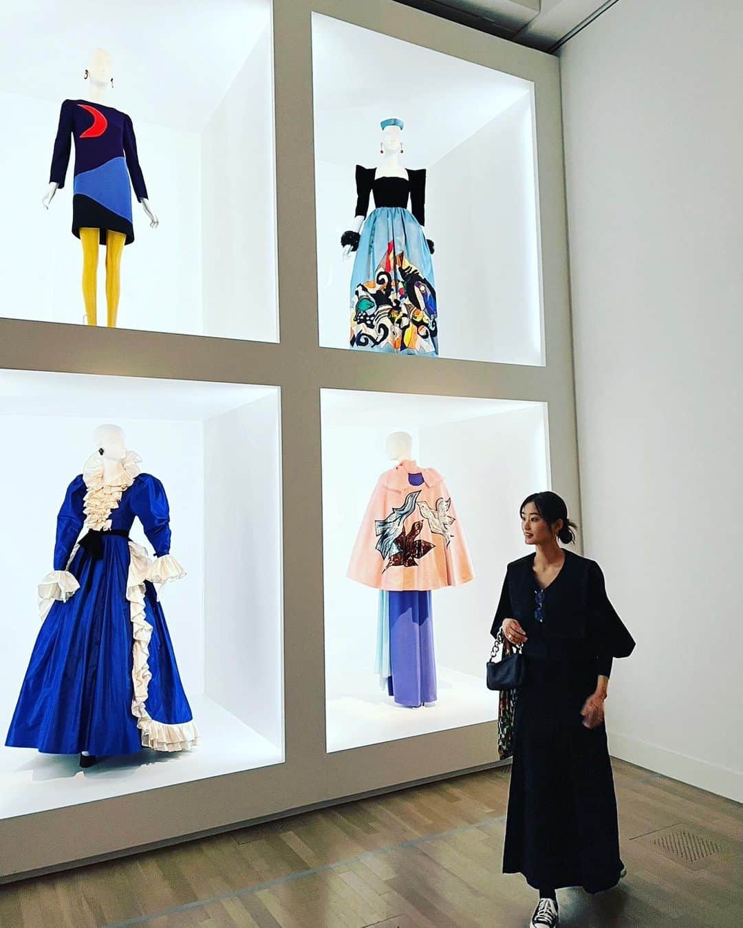 高柳愛実のインスタグラム：「. 先日、くまちゃんとイブ・サンローラン展に行ってきました☺︎  ディオール展同様、わくわくする空間で、特に幼少期に制作された物やデザイン画が凄すぎて見応えたっぷりだった、、！（ほとんどが写真撮影は禁止だったので記憶に保存）  今月は昇段試験の為に、書道と向き合っている時間が多いのですが、なんだかパッとせず。先生が書く線は生き生きとしてるのに、私の書く線は生きてもなけりゃ死んでもない、そんな感じだなぁと思っていたところだったので、ついついデザイン画の線に注目してしまいました。サンローランの描く線は生き生きとしていて、。全てのドレスはこの線から生まれてくるのかと。  書道と洋裁は対照的な感覚だと思っていたけど共通点を見つけられて、なんだかすごく良い気づきだったな☺︎  楽しかったー！🫶🧸」