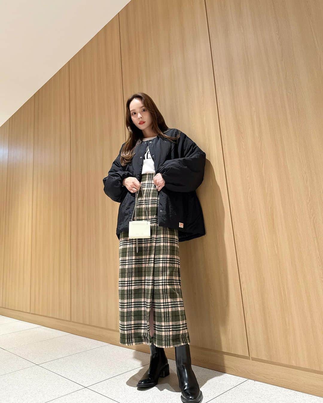 磯田 ひかる(Hikaru Isoda) さんのインスタグラム写真 - (磯田 ひかる(Hikaru Isoda) Instagram)「こんばんは♡ 今日はひたすら眠い1日でした( ⌯₄⌯)  急に寒くなってきたから朝も辛いね🥹  この日は夜肌寒かったのでブルゾンを登場させました🫶  インナーはロゴスウエットにして、チェックスカートを合わせたよー♥  【着用アイテム】 Jacket @classicalelf_official  シャカシャカ素材サイドファスナーノーカラーブルゾン ブラック S ¥3,999税込  Tops @nostalgia_zozotown  フロッキープリント裏毛スウェット ホワイト　FREE ¥4,950税込  Shoes @zara  Bag @matinkim_magazine   ------------------------------ picaru：162cm / 骨格ウェーブ 1st ブライトスプリング 2nd ブライトサマー  大人可愛いスタイルアップコーデ ヘアメイクを合わせた トータルスタイリングを提案🤍  不定期にストーリーで ファッションお悩み相談募集中🥰 ------------------------------  他の投稿を見る→【@picaruuu】」10月26日 22時00分 - picaruuu