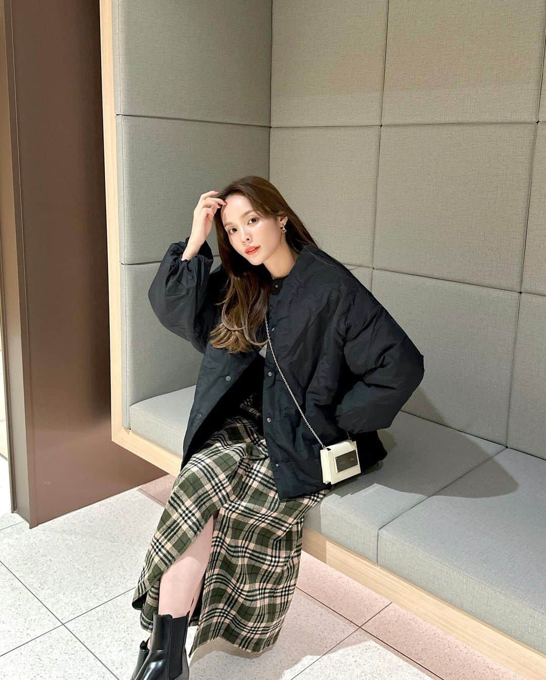 磯田 ひかる(Hikaru Isoda) さんのインスタグラム写真 - (磯田 ひかる(Hikaru Isoda) Instagram)「こんばんは♡ 今日はひたすら眠い1日でした( ⌯₄⌯)  急に寒くなってきたから朝も辛いね🥹  この日は夜肌寒かったのでブルゾンを登場させました🫶  インナーはロゴスウエットにして、チェックスカートを合わせたよー♥  【着用アイテム】 Jacket @classicalelf_official  シャカシャカ素材サイドファスナーノーカラーブルゾン ブラック S ¥3,999税込  Tops @nostalgia_zozotown  フロッキープリント裏毛スウェット ホワイト　FREE ¥4,950税込  Shoes @zara  Bag @matinkim_magazine   ------------------------------ picaru：162cm / 骨格ウェーブ 1st ブライトスプリング 2nd ブライトサマー  大人可愛いスタイルアップコーデ ヘアメイクを合わせた トータルスタイリングを提案🤍  不定期にストーリーで ファッションお悩み相談募集中🥰 ------------------------------  他の投稿を見る→【@picaruuu】」10月26日 22時00分 - picaruuu
