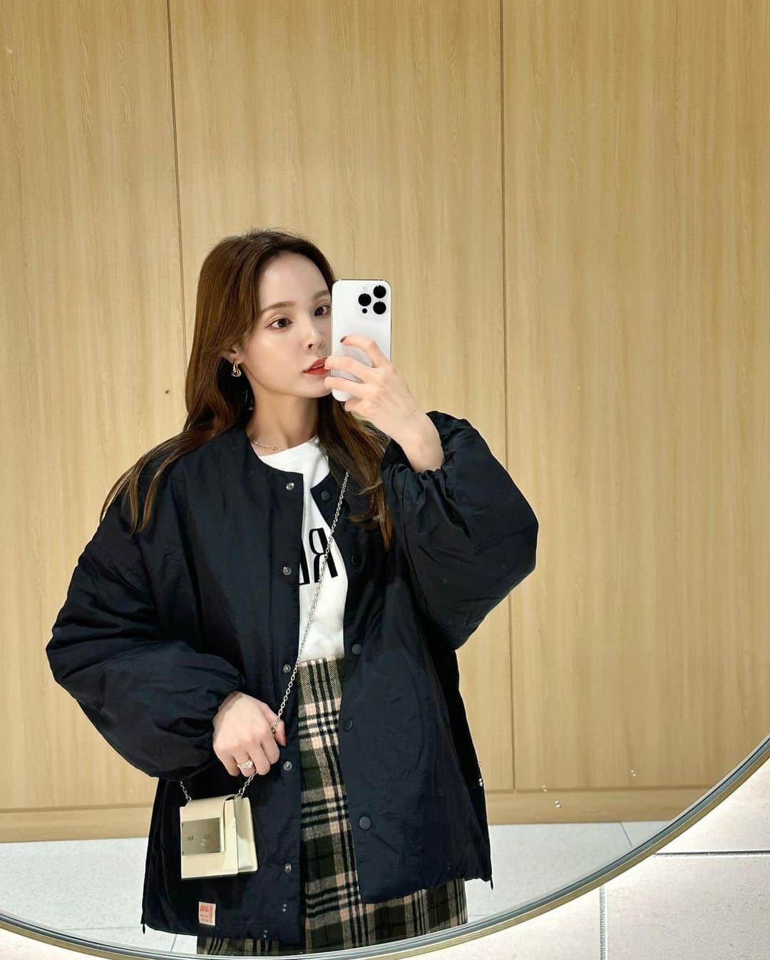 磯田 ひかる(Hikaru Isoda) さんのインスタグラム写真 - (磯田 ひかる(Hikaru Isoda) Instagram)「こんばんは♡ 今日はひたすら眠い1日でした( ⌯₄⌯)  急に寒くなってきたから朝も辛いね🥹  この日は夜肌寒かったのでブルゾンを登場させました🫶  インナーはロゴスウエットにして、チェックスカートを合わせたよー♥  【着用アイテム】 Jacket @classicalelf_official  シャカシャカ素材サイドファスナーノーカラーブルゾン ブラック S ¥3,999税込  Tops @nostalgia_zozotown  フロッキープリント裏毛スウェット ホワイト　FREE ¥4,950税込  Shoes @zara  Bag @matinkim_magazine   ------------------------------ picaru：162cm / 骨格ウェーブ 1st ブライトスプリング 2nd ブライトサマー  大人可愛いスタイルアップコーデ ヘアメイクを合わせた トータルスタイリングを提案🤍  不定期にストーリーで ファッションお悩み相談募集中🥰 ------------------------------  他の投稿を見る→【@picaruuu】」10月26日 22時00分 - picaruuu