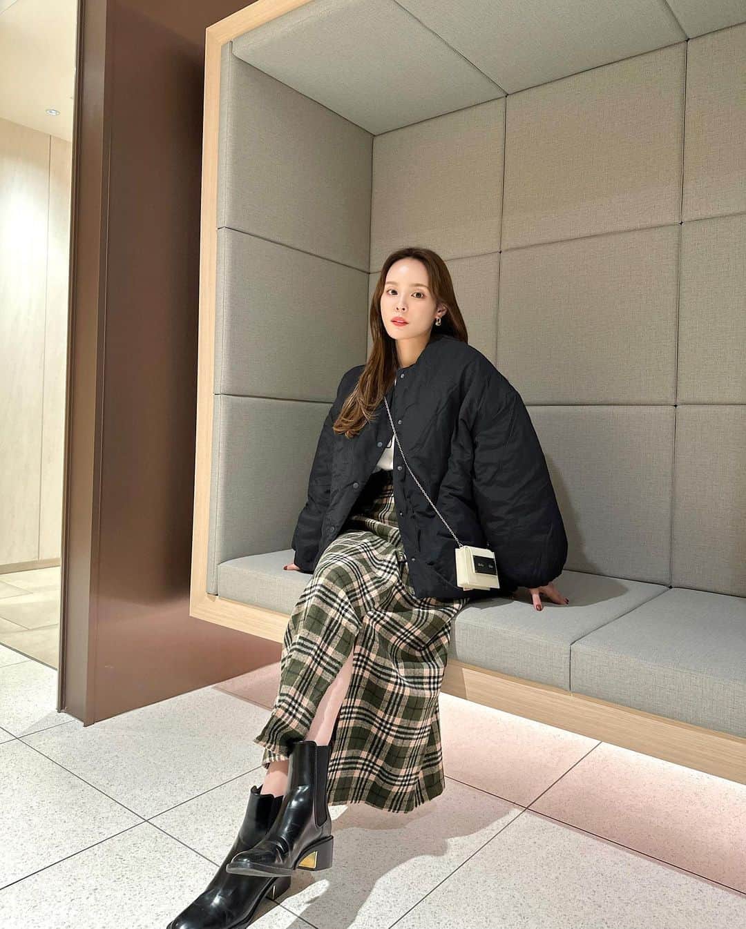 磯田 ひかる(Hikaru Isoda) さんのインスタグラム写真 - (磯田 ひかる(Hikaru Isoda) Instagram)「こんばんは♡ 今日はひたすら眠い1日でした( ⌯₄⌯)  急に寒くなってきたから朝も辛いね🥹  この日は夜肌寒かったのでブルゾンを登場させました🫶  インナーはロゴスウエットにして、チェックスカートを合わせたよー♥  【着用アイテム】 Jacket @classicalelf_official  シャカシャカ素材サイドファスナーノーカラーブルゾン ブラック S ¥3,999税込  Tops @nostalgia_zozotown  フロッキープリント裏毛スウェット ホワイト　FREE ¥4,950税込  Shoes @zara  Bag @matinkim_magazine   ------------------------------ picaru：162cm / 骨格ウェーブ 1st ブライトスプリング 2nd ブライトサマー  大人可愛いスタイルアップコーデ ヘアメイクを合わせた トータルスタイリングを提案🤍  不定期にストーリーで ファッションお悩み相談募集中🥰 ------------------------------  他の投稿を見る→【@picaruuu】」10月26日 22時00分 - picaruuu