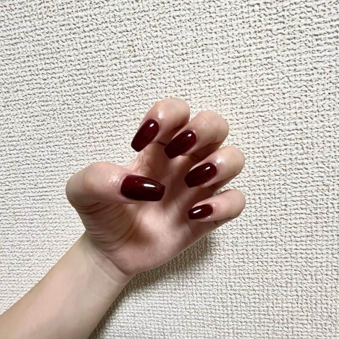横川夢衣のインスタグラム：「💅🏻  可愛い秋色🍂 念願のボルドー色:)))  .」